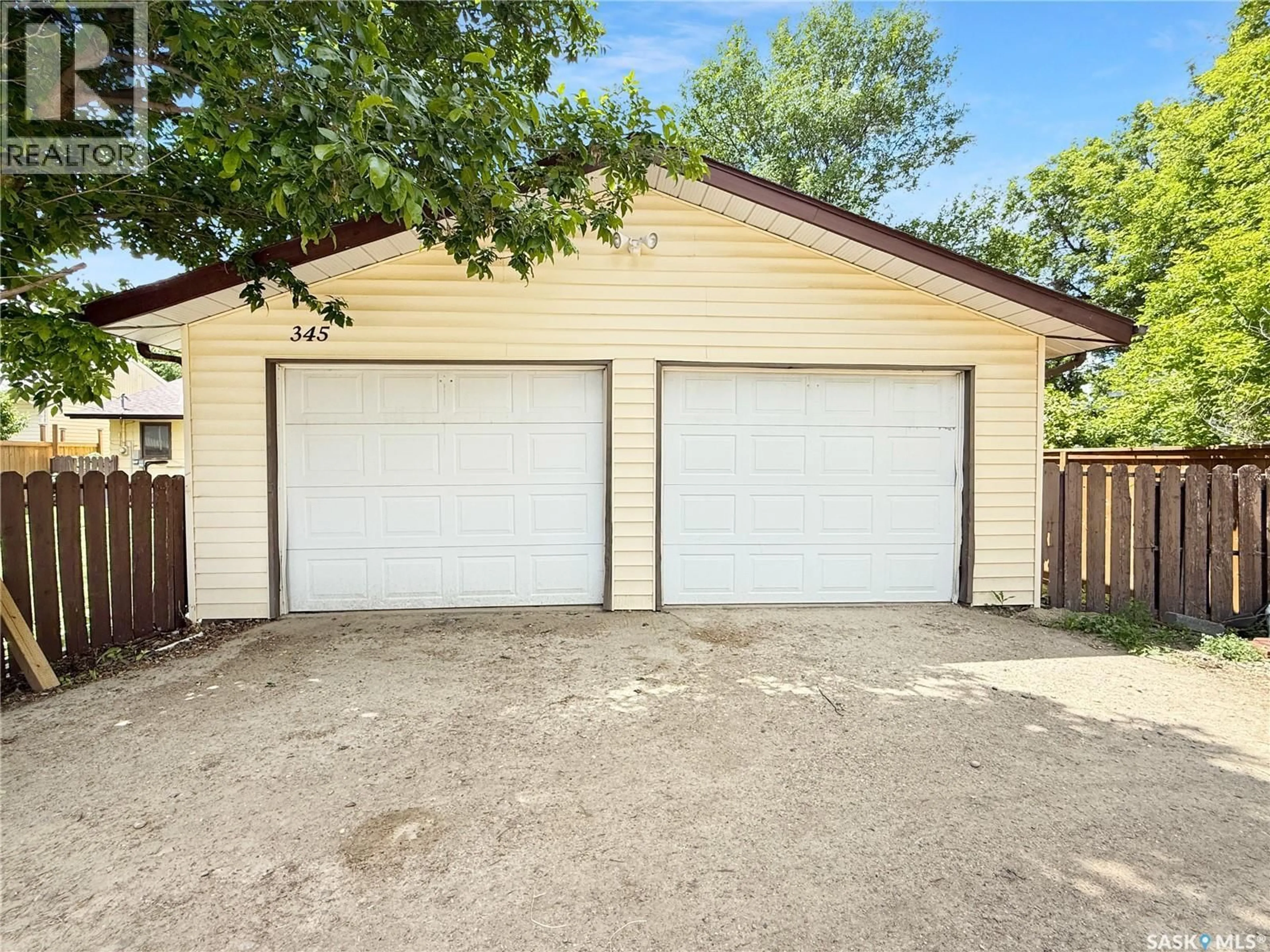 Indoor garage for 345 6TH AVENUE, Swift Current Saskatchewan S9H3P2