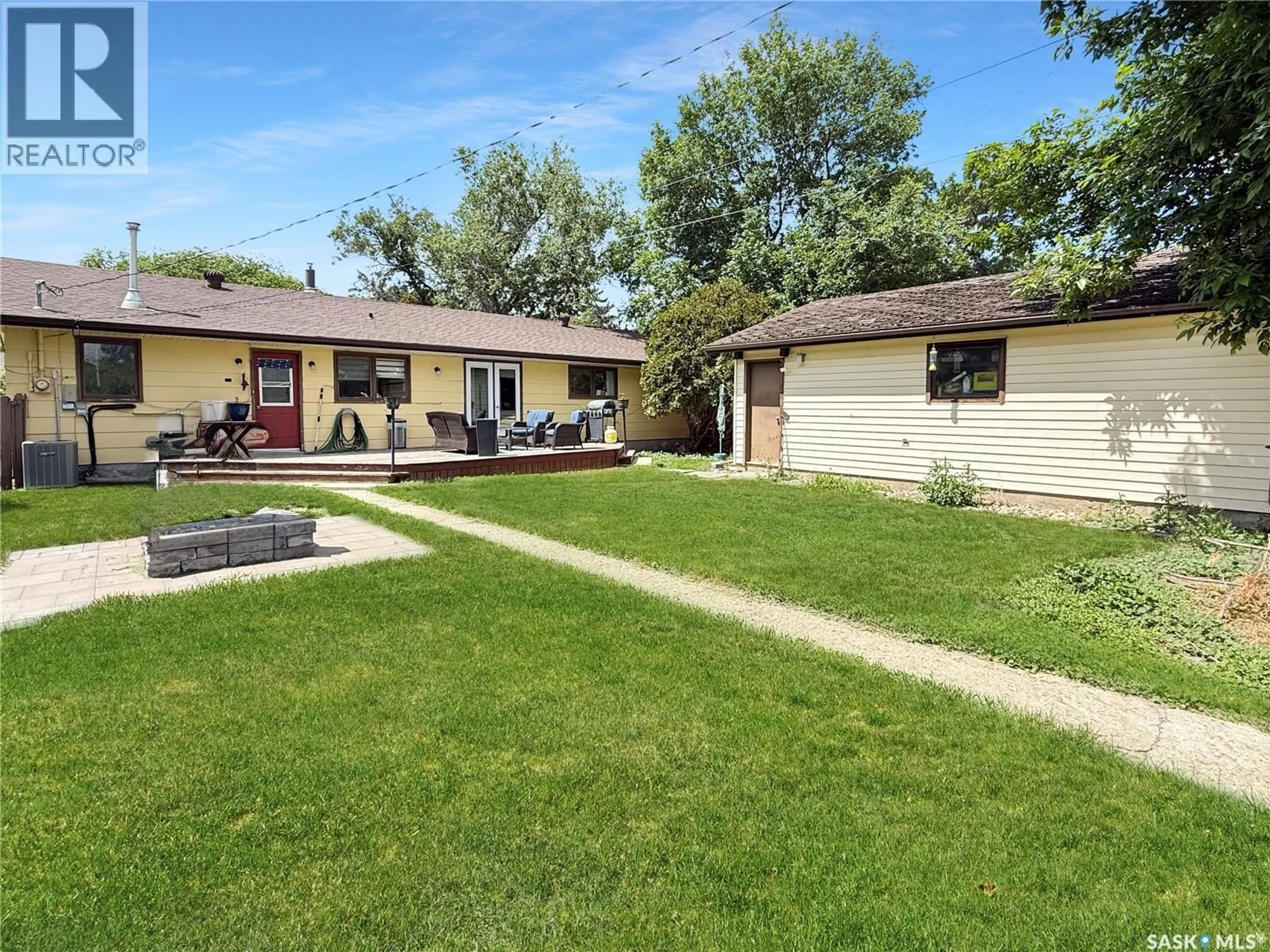 A pic from outside/outdoor area/front of a property/back of a property/a pic from drone, street for 345 6TH AVENUE, Swift Current Saskatchewan S9H3P2