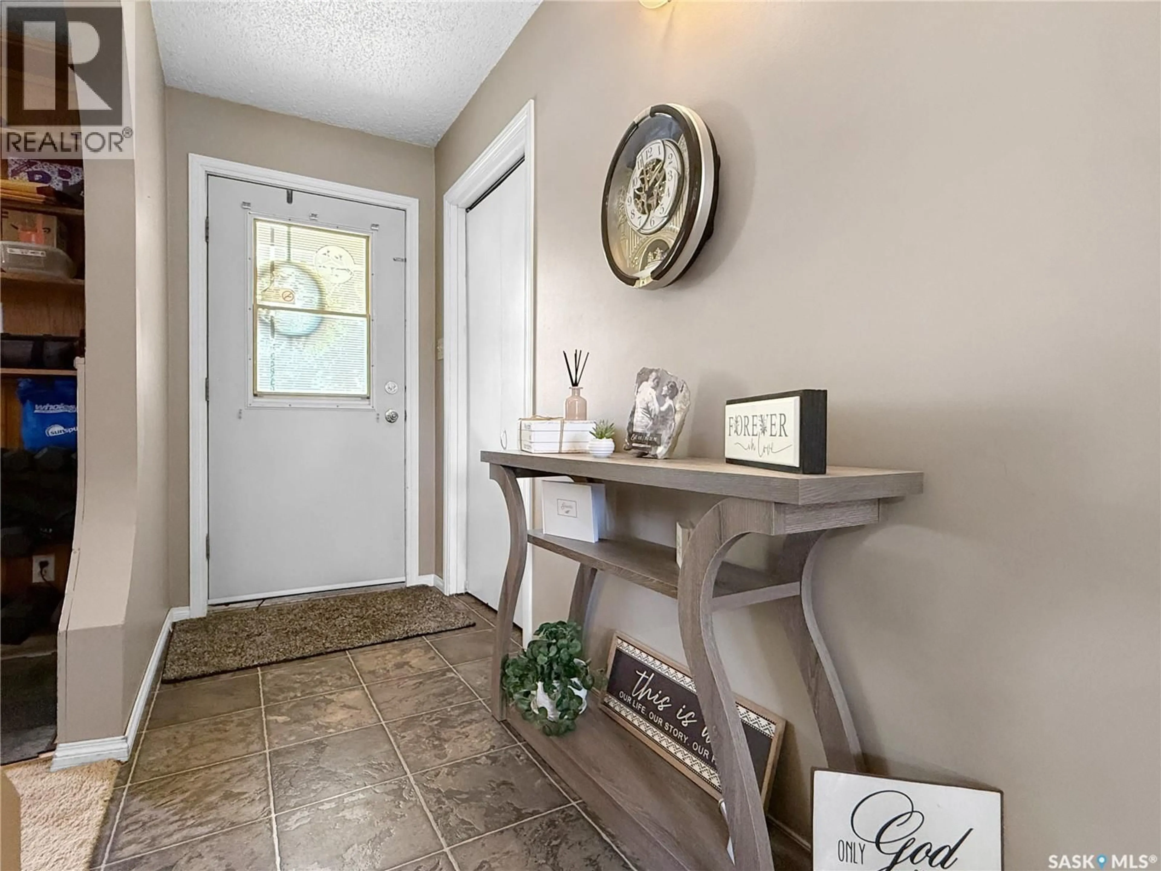 Indoor entryway for 345 6TH AVENUE, Swift Current Saskatchewan S9H3P2