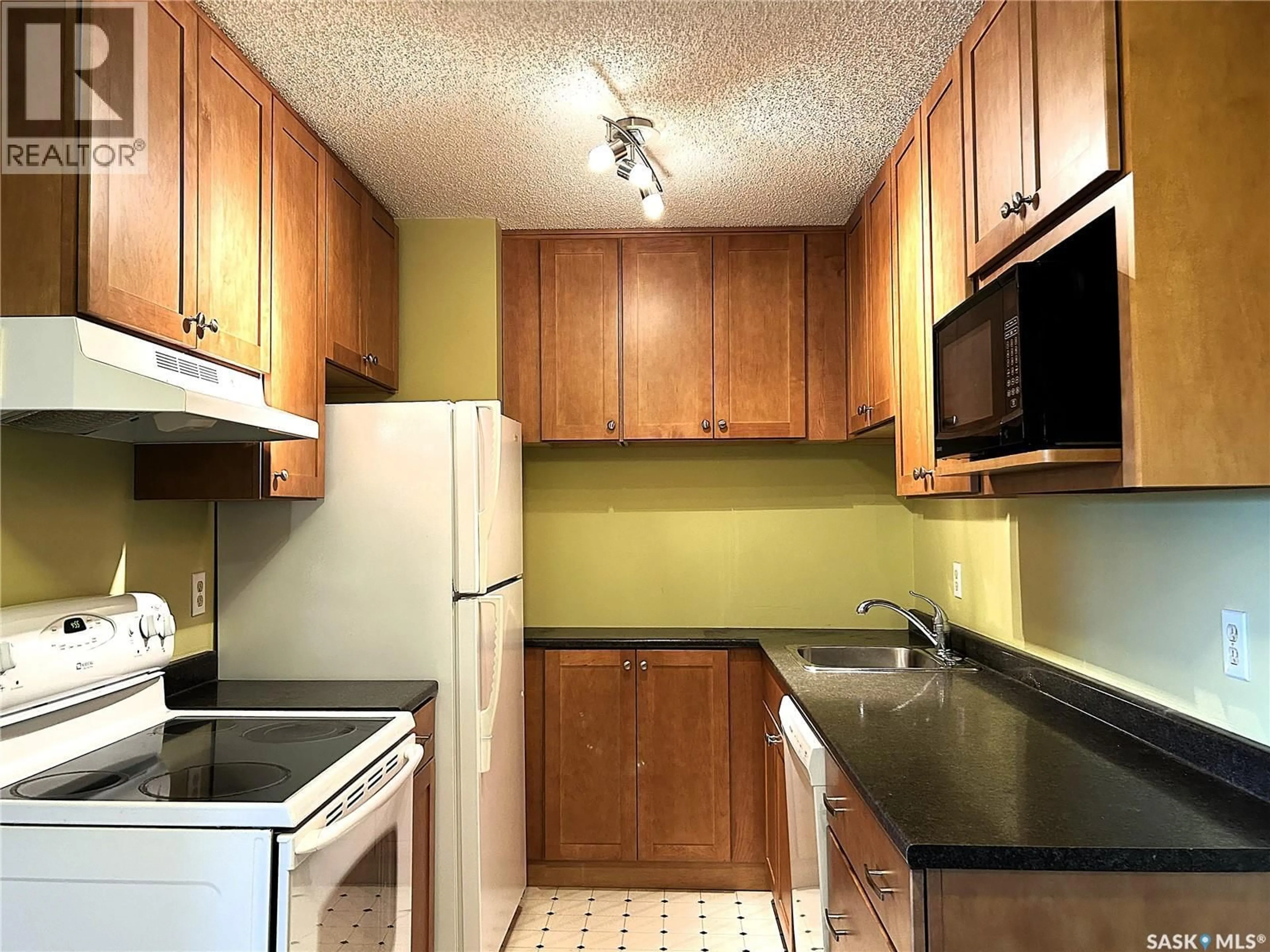 Standard kitchen, unknown for 403 - 310 TAIT COURT, Saskatoon Saskatchewan S7H5L3