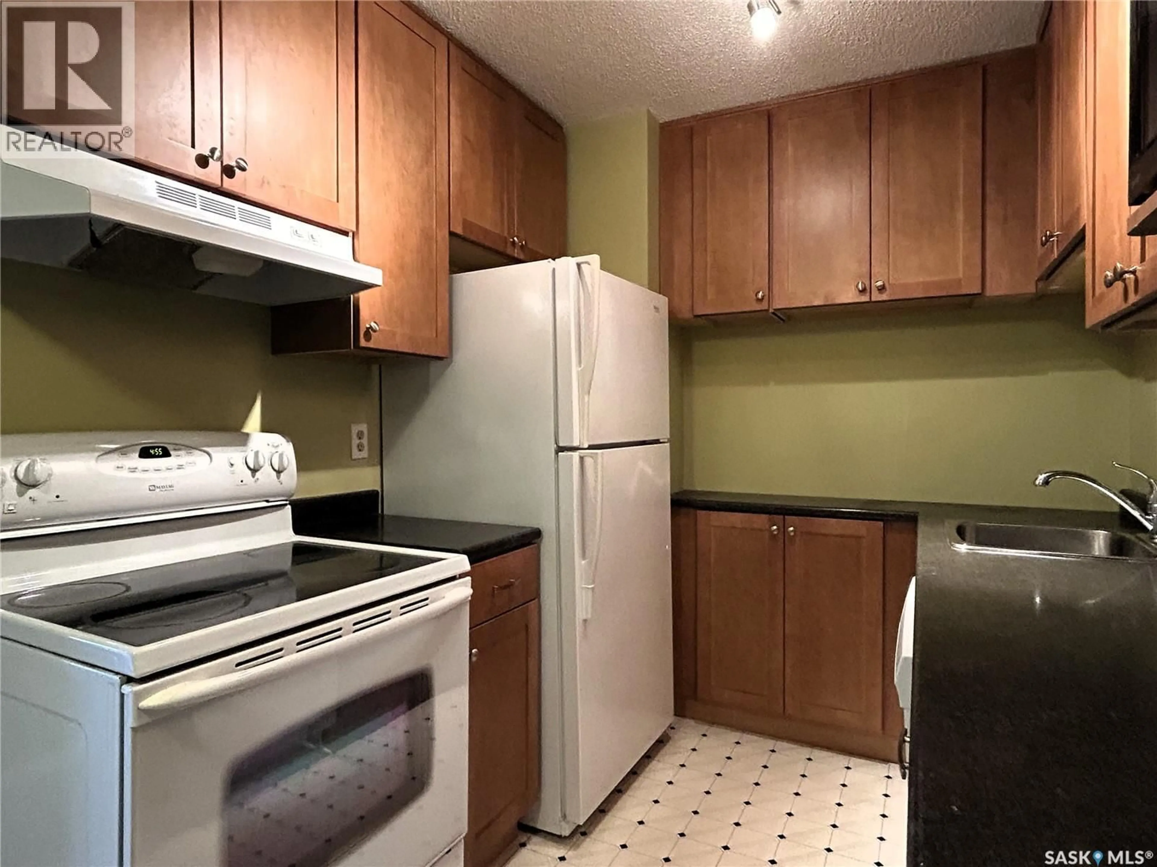 Standard kitchen, unknown for 403 - 310 TAIT COURT, Saskatoon Saskatchewan S7H5L3