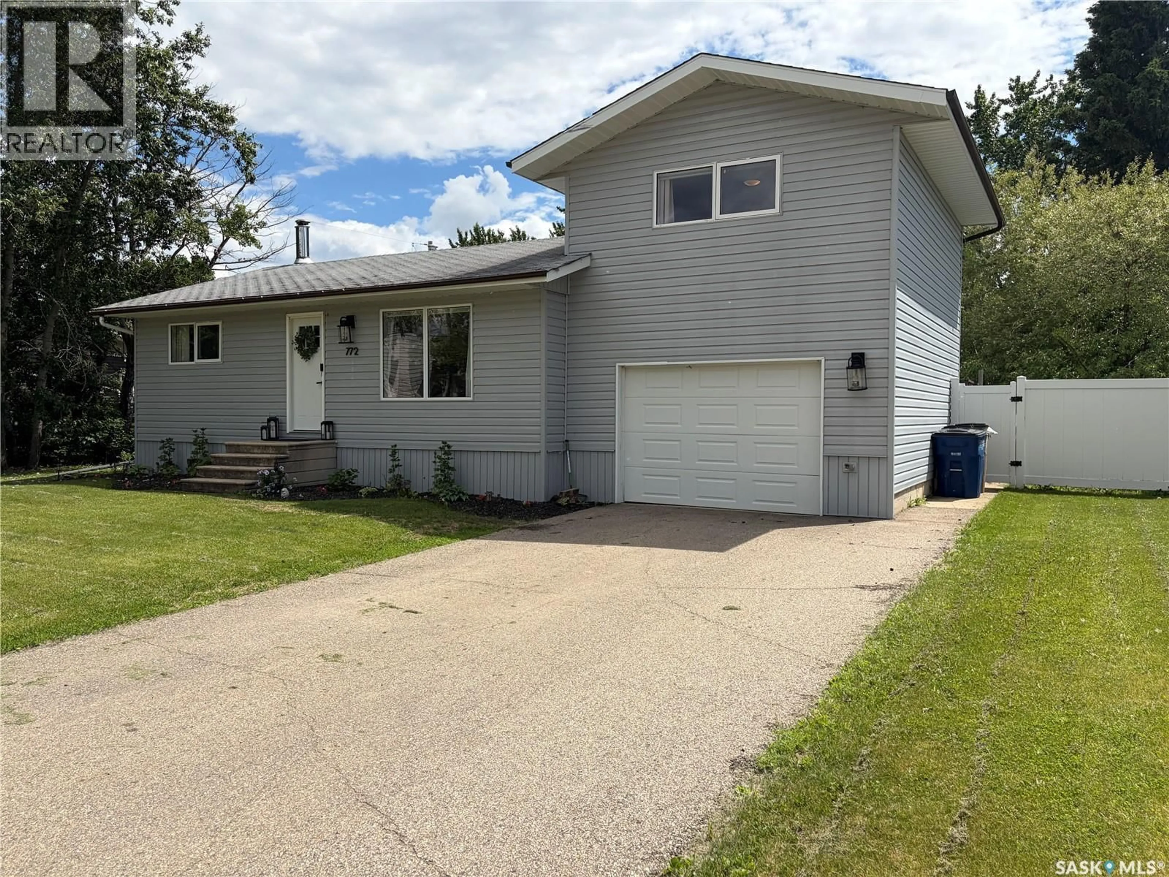 Home with vinyl exterior material, street for 772 PORTAGE AVENUE, Wadena Saskatchewan S0A4J0