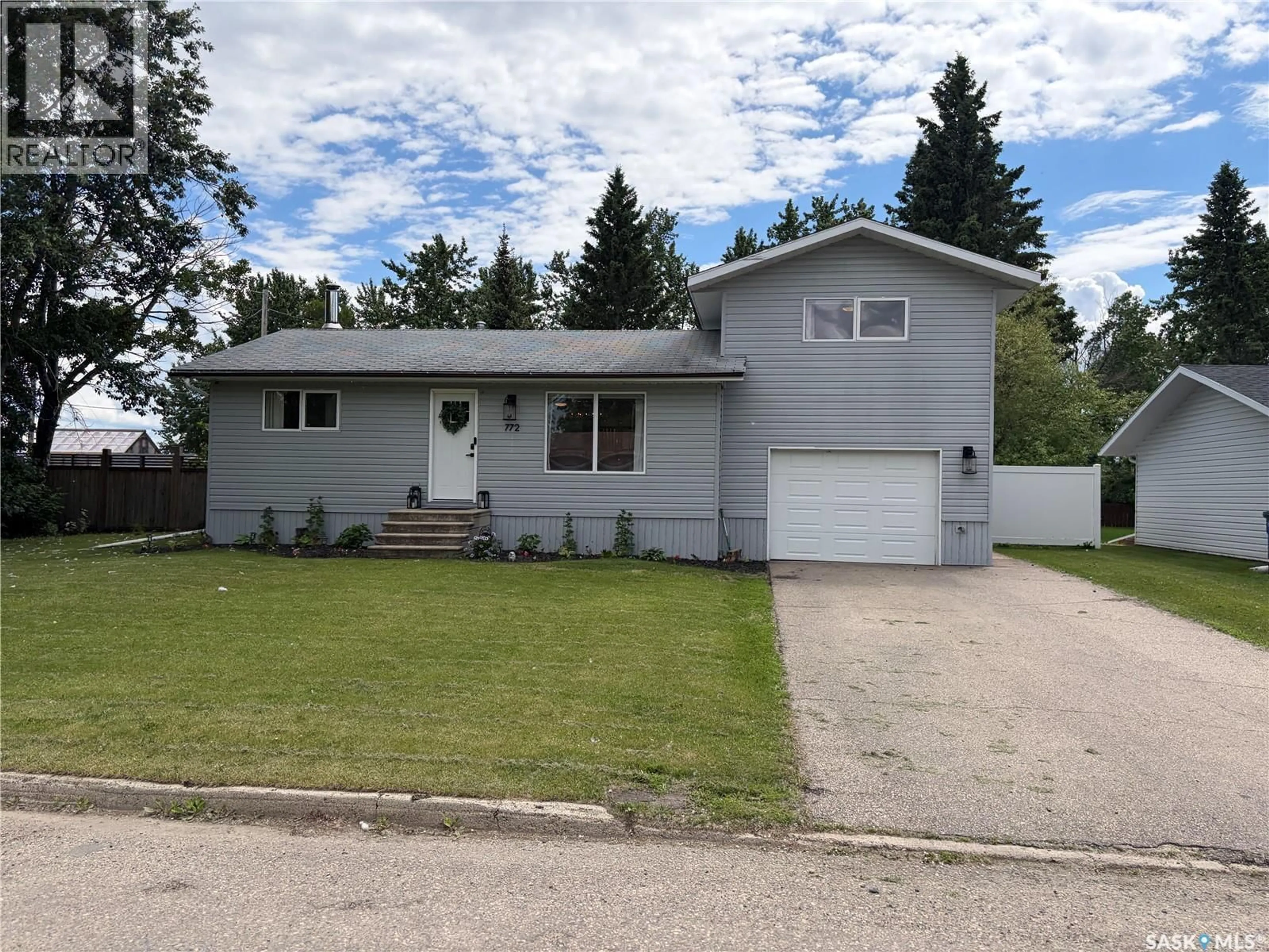 Home with vinyl exterior material, street for 772 PORTAGE AVENUE, Wadena Saskatchewan S0A4J0