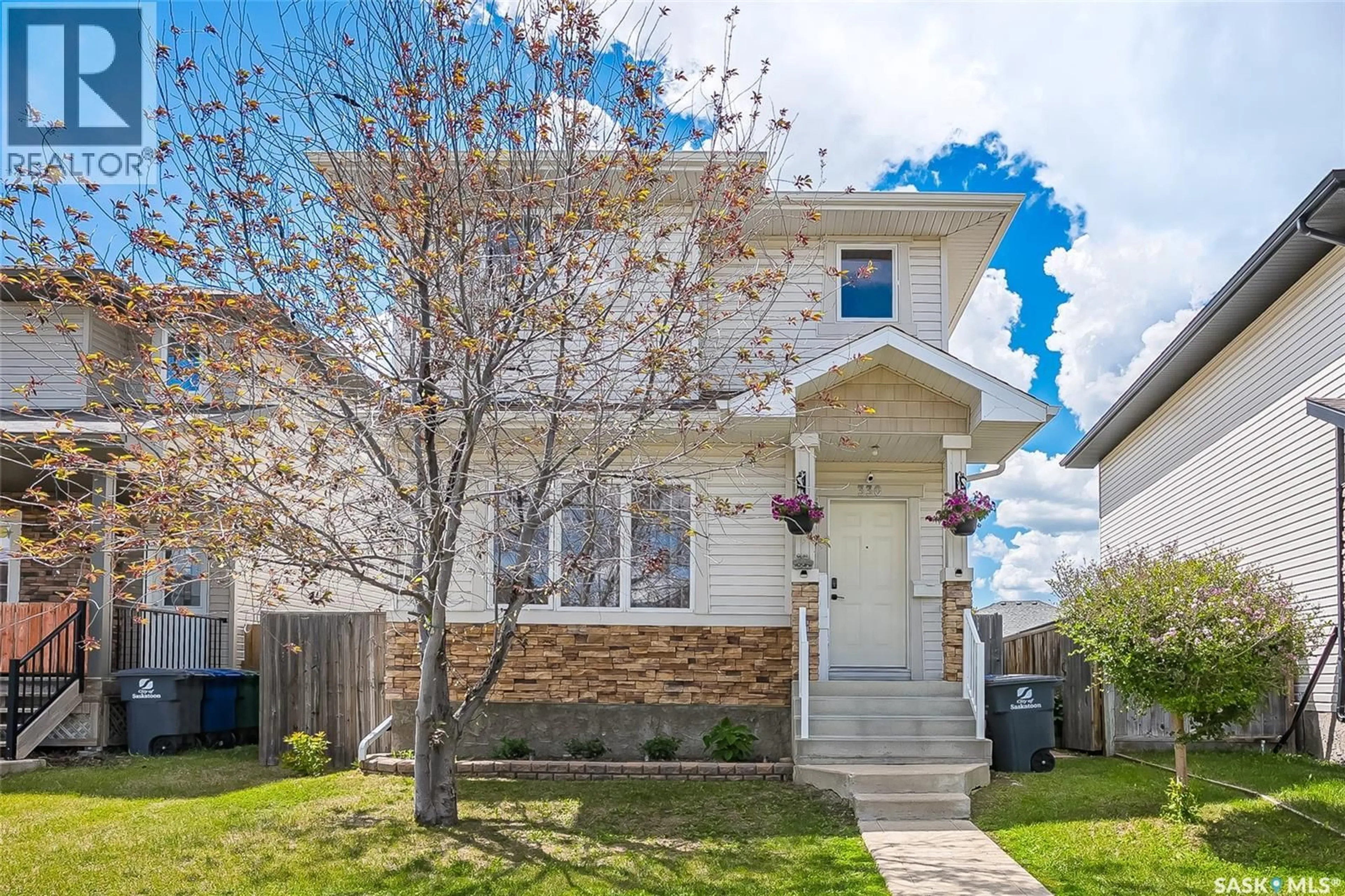 Home with vinyl exterior material, street for 330 GALLOWAY ROAD, Saskatoon Saskatchewan S7T0C5