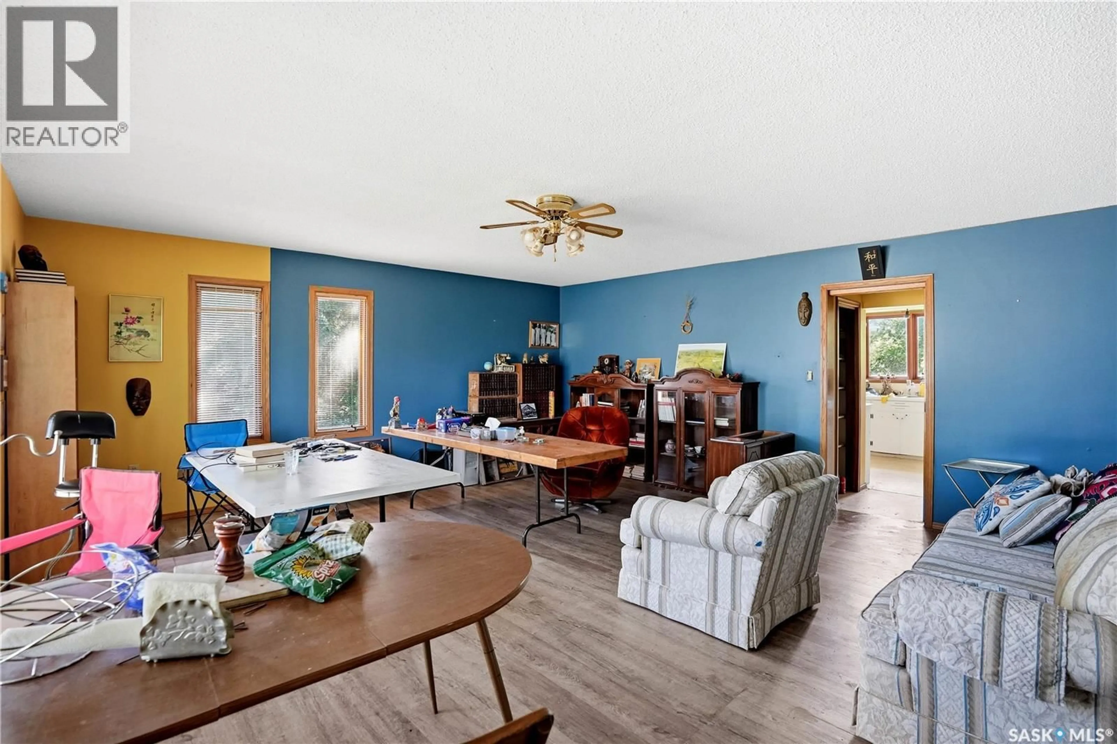 Living room with furniture, wood/laminate floor for 635 GARDINER STREET, Holdfast Saskatchewan S0G2H0