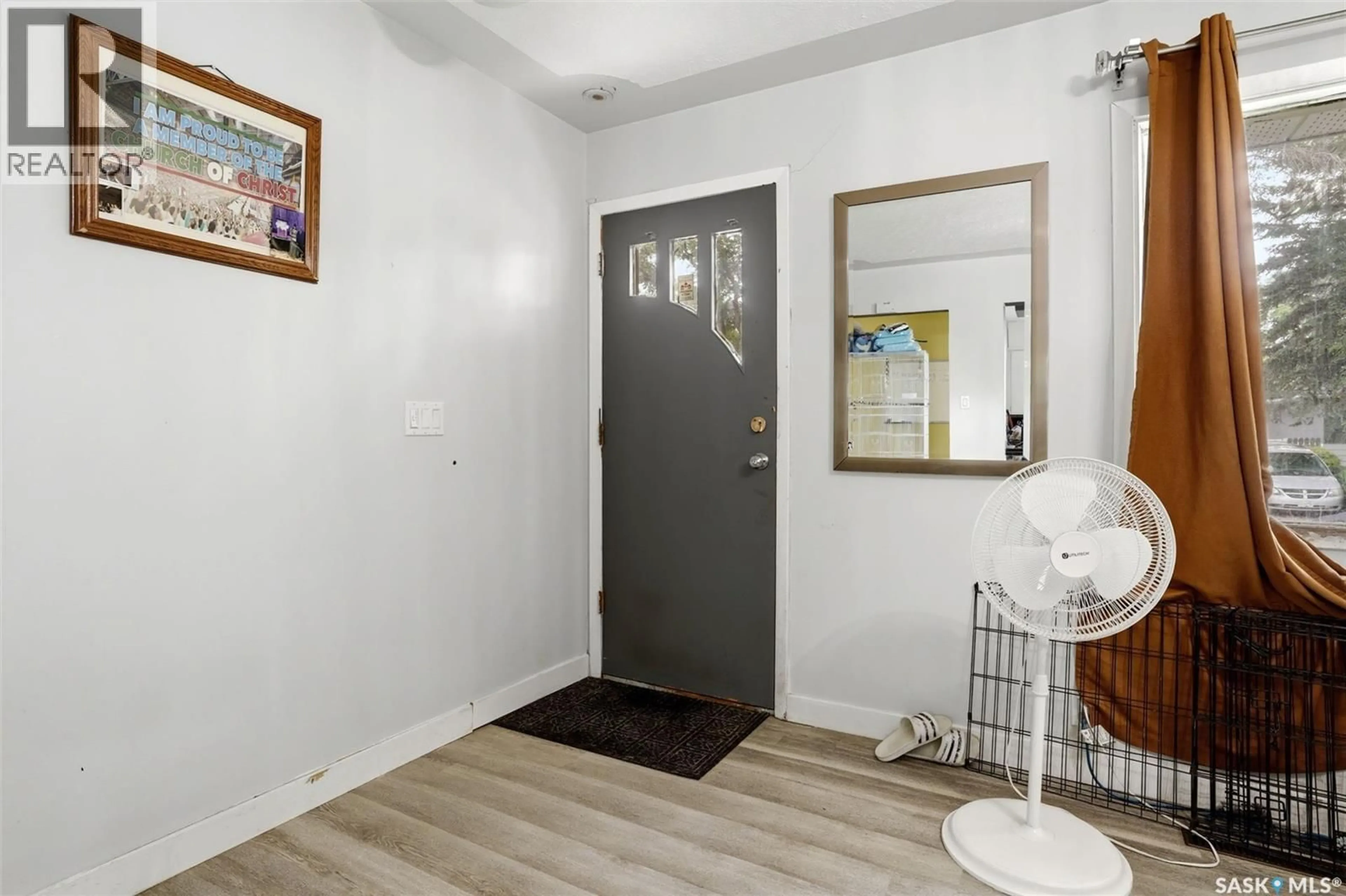 Indoor entryway for 15 OTTAWA PLACE, Regina Saskatchewan S4R2V6
