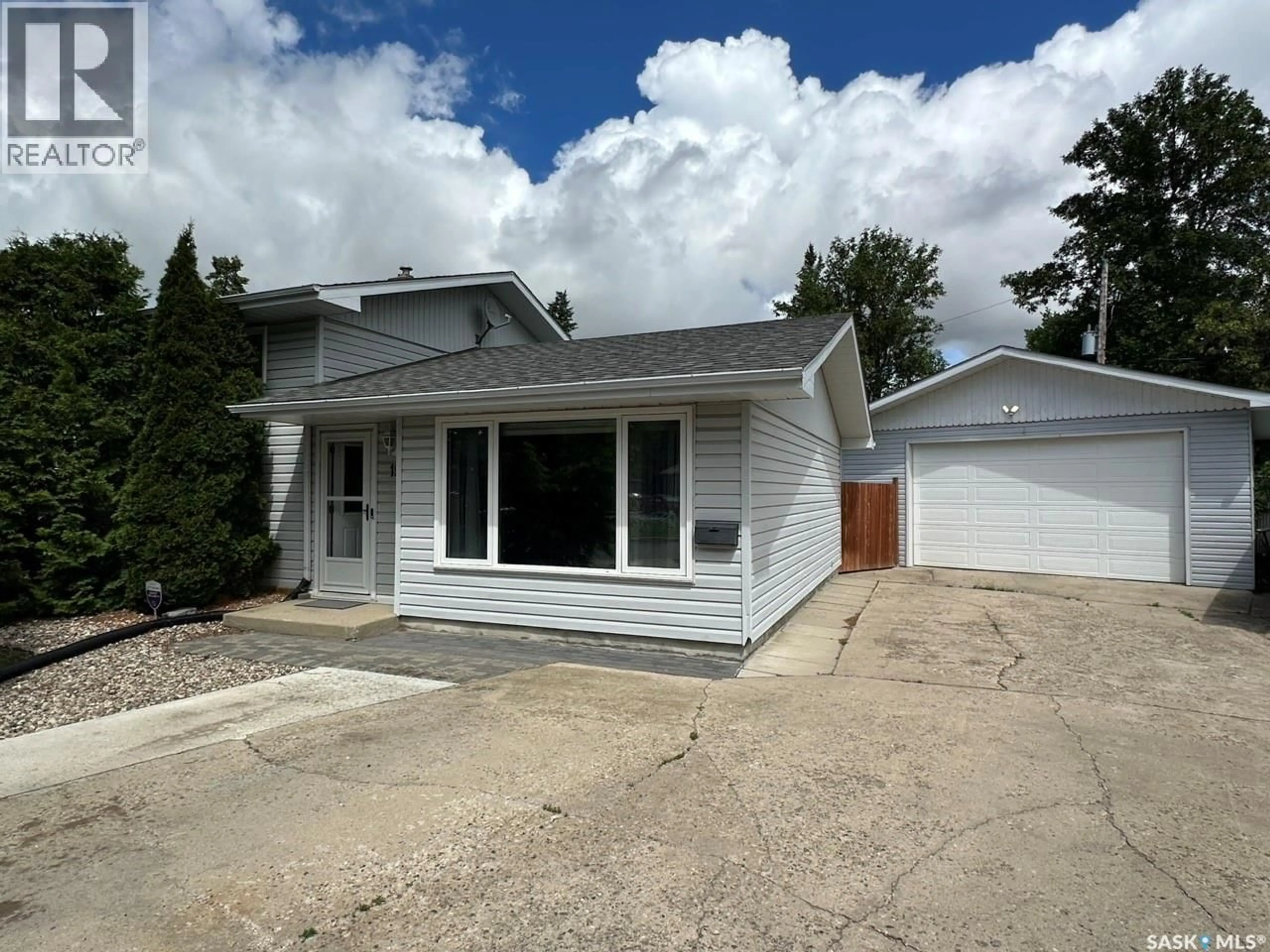 Home with vinyl exterior material, street for 19 SAMPSON PLACE, Regina Saskatchewan S4R4R5