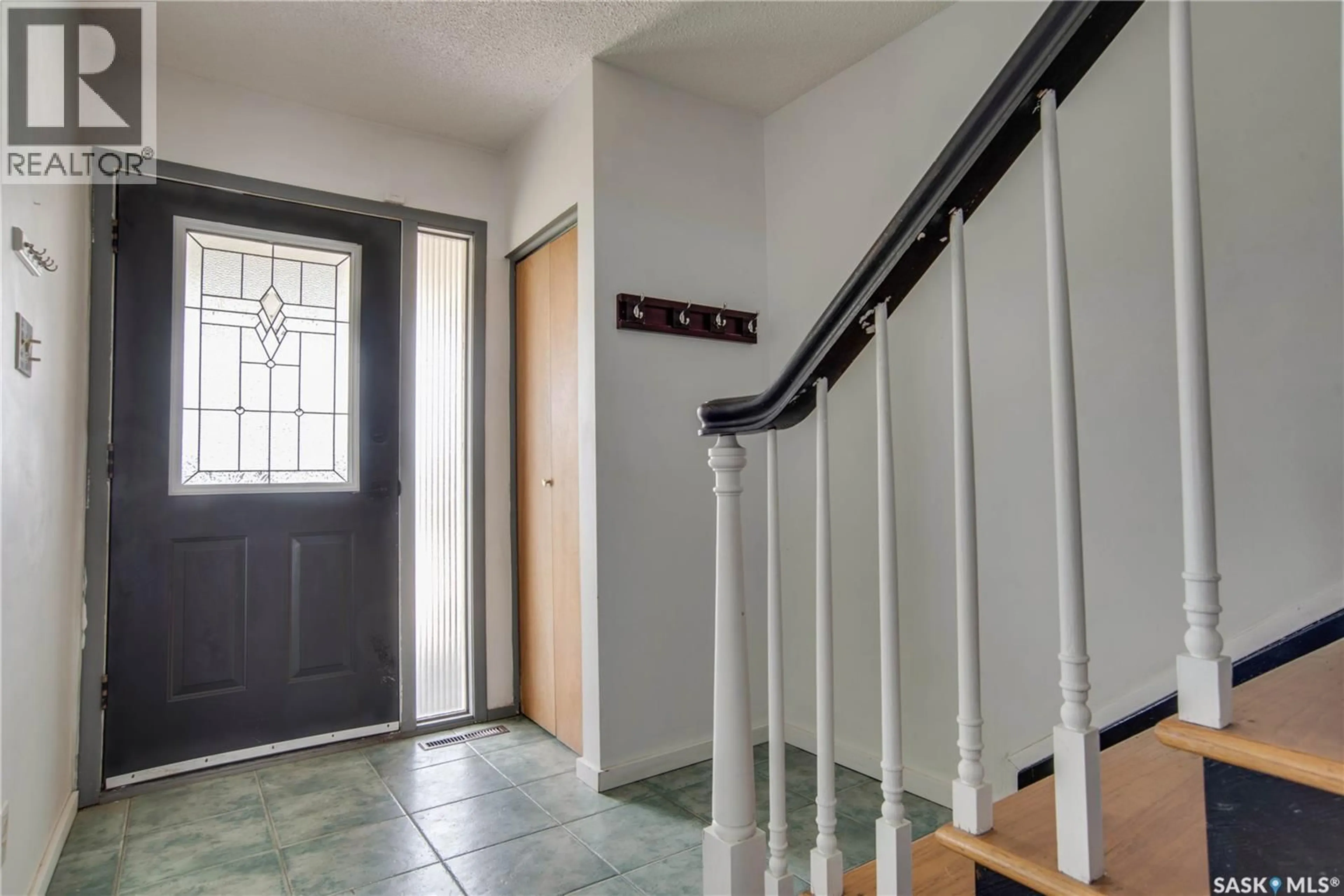 Indoor foyer for 3017 TAYLOR STREET, Saskatoon Saskatchewan S7H1X4