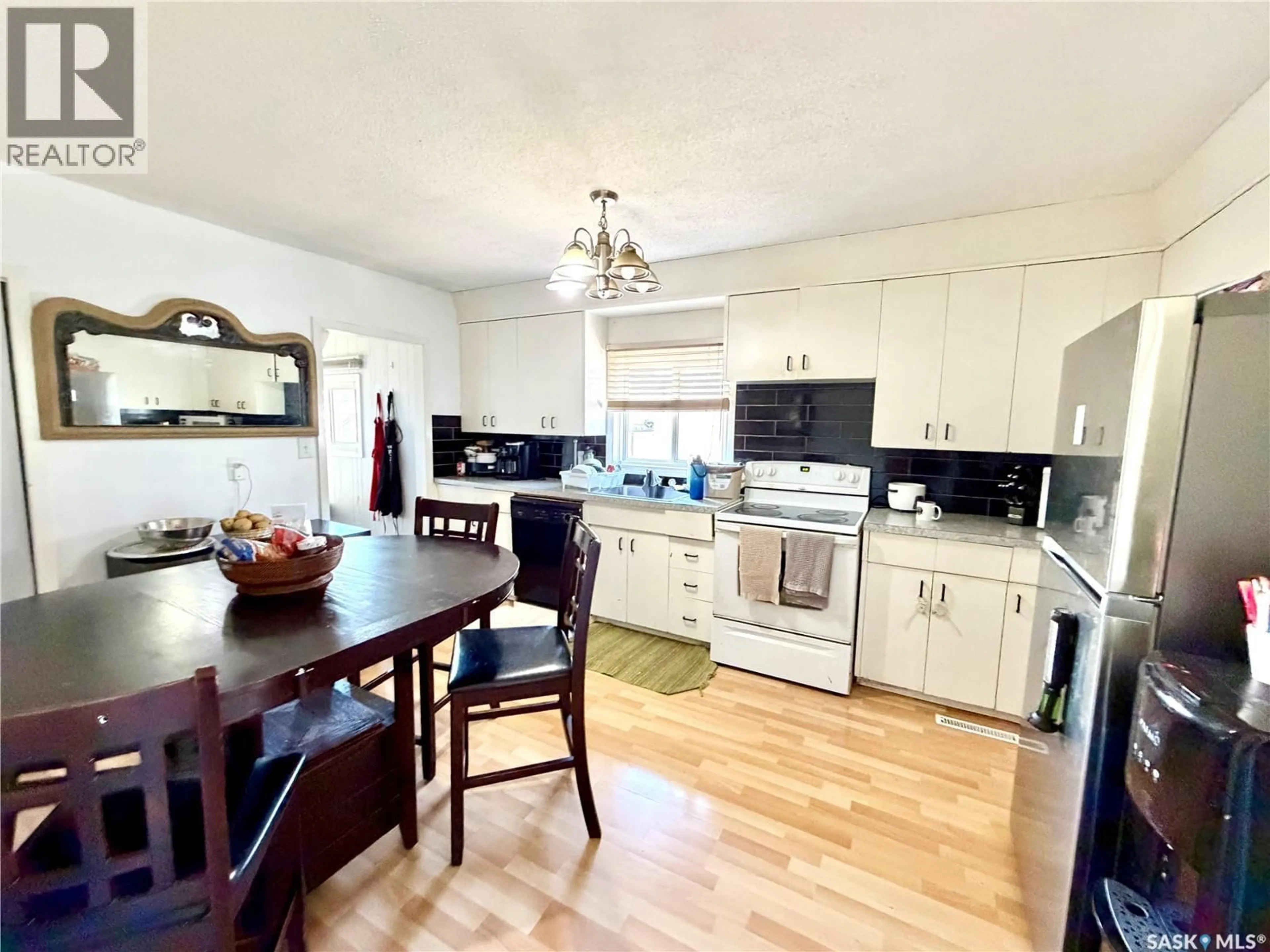 Open concept kitchen, wood/laminate floor for 85 13TH AVENUE, Swift Current Saskatchewan S9H3S1
