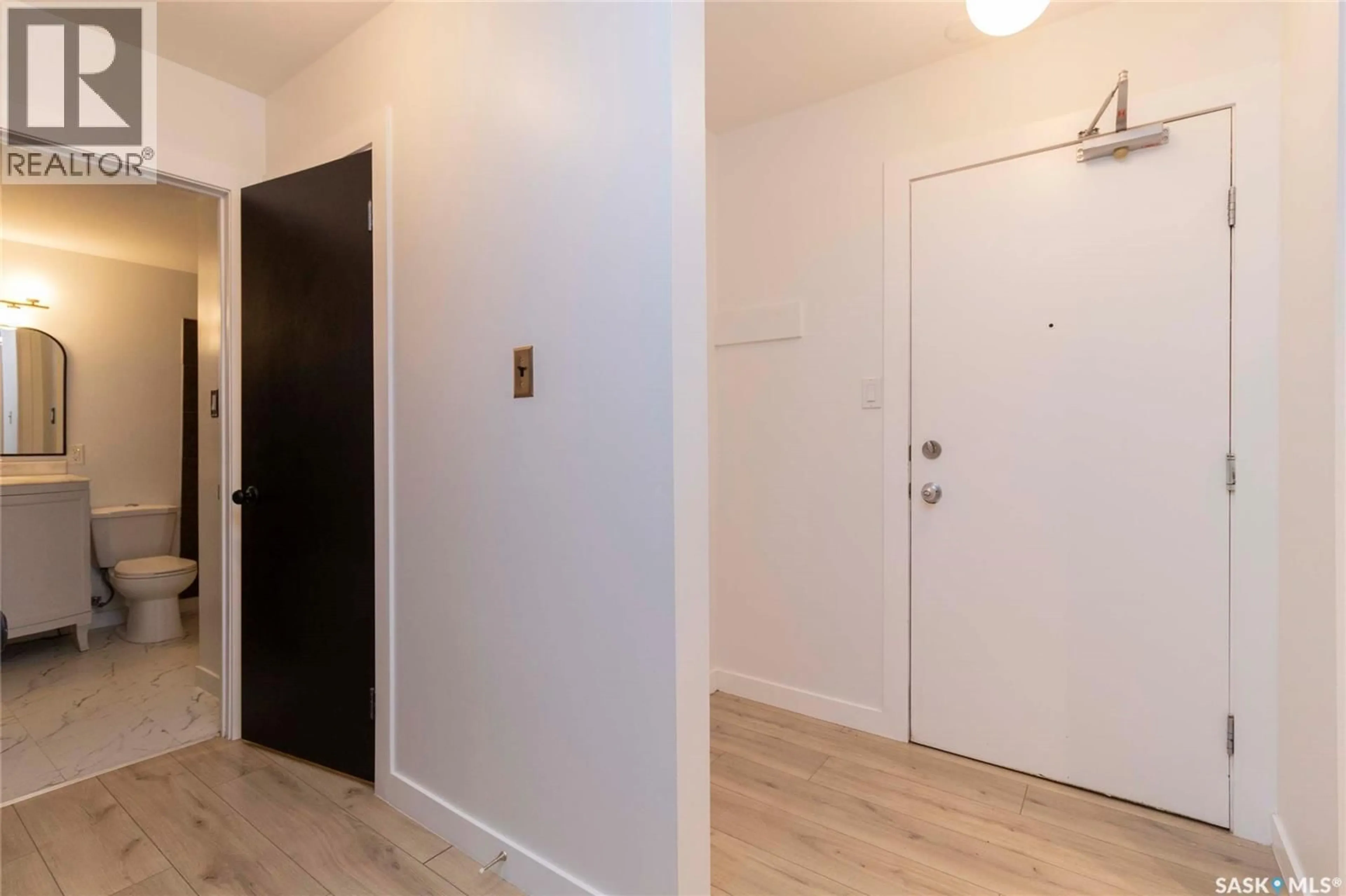 Indoor entryway for 211 710 MELROSE AVENUE, Saskatoon Saskatchewan S7N0Y7