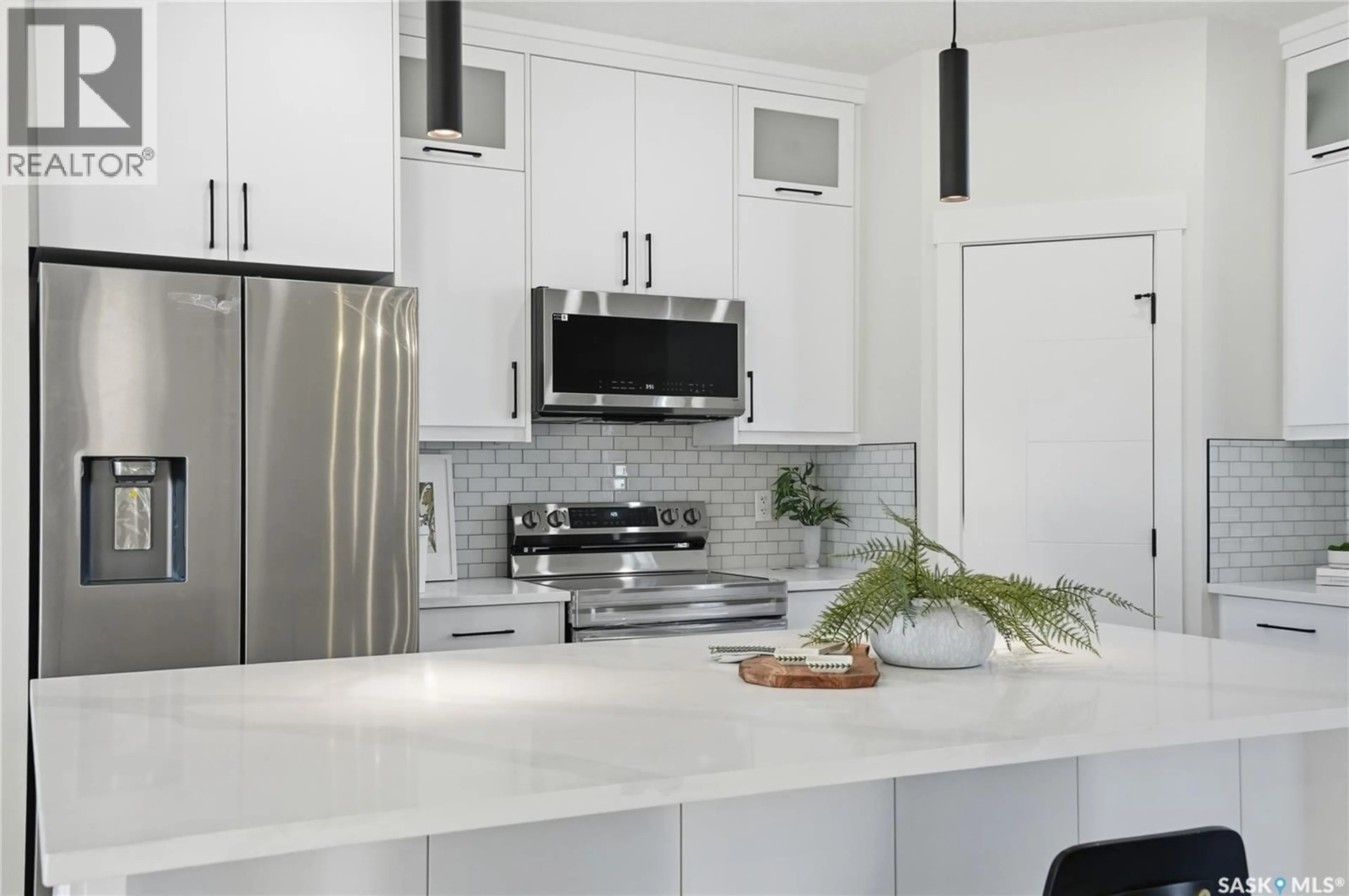 Contemporary kitchen, ceramic/tile floor for 818 BALLESTEROS CRESCENT, Warman Saskatchewan S0K4S3