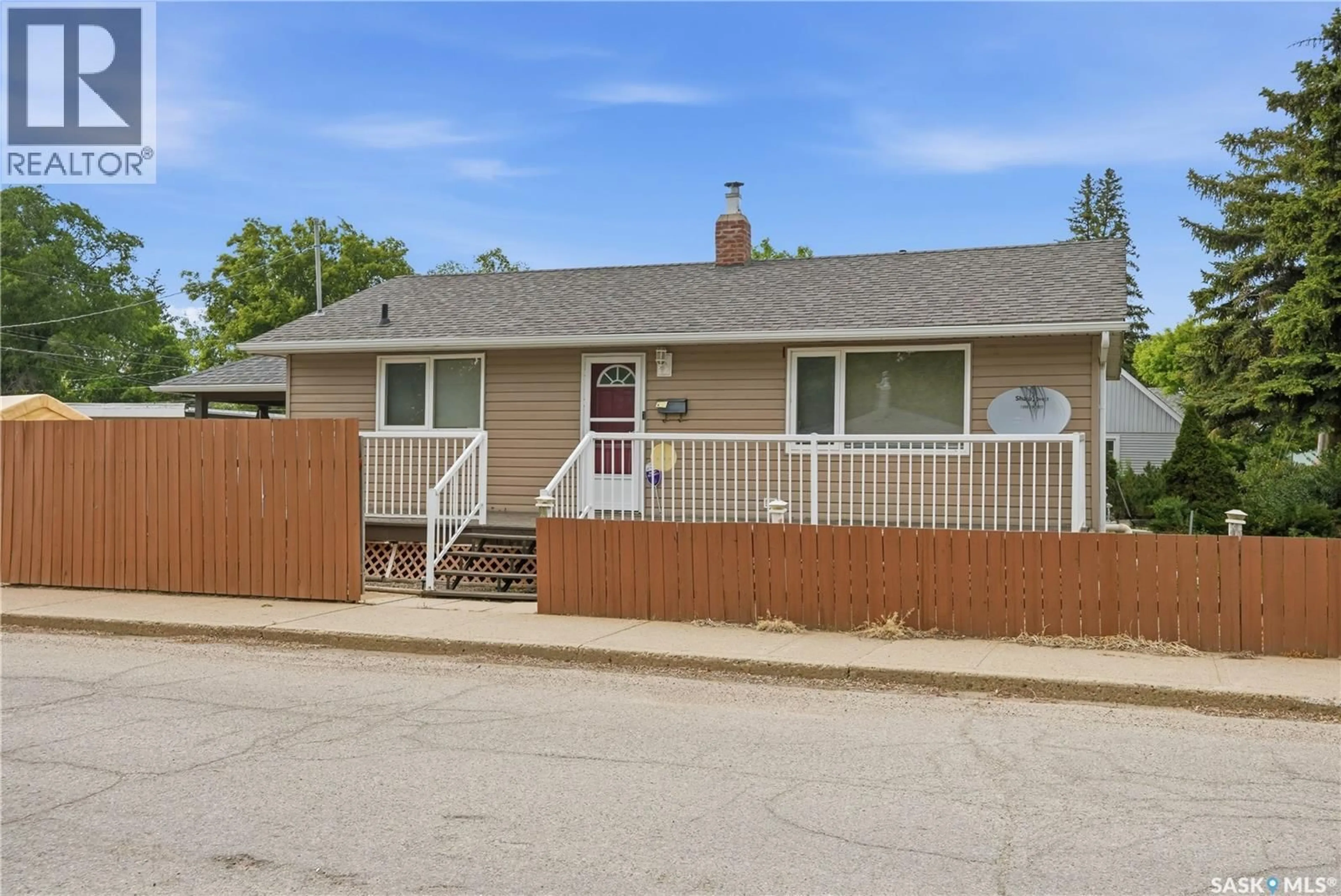 Home with vinyl exterior material, street for 1086 9TH AVENUE, Moose Jaw Saskatchewan S6H5X5