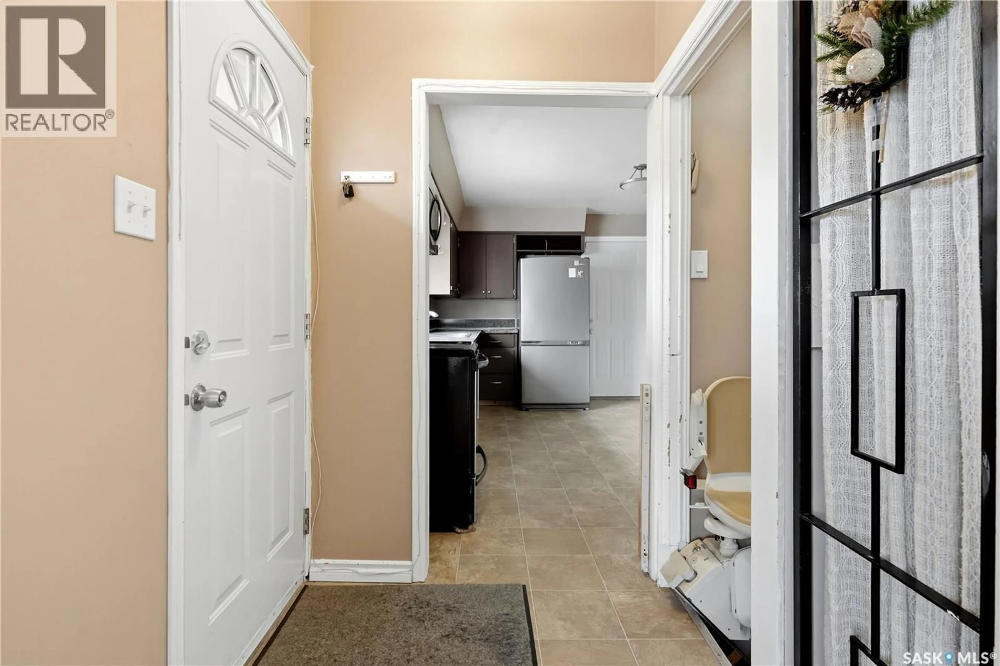 Indoor entryway for 1086 9TH AVENUE, Moose Jaw Saskatchewan S6H5X5