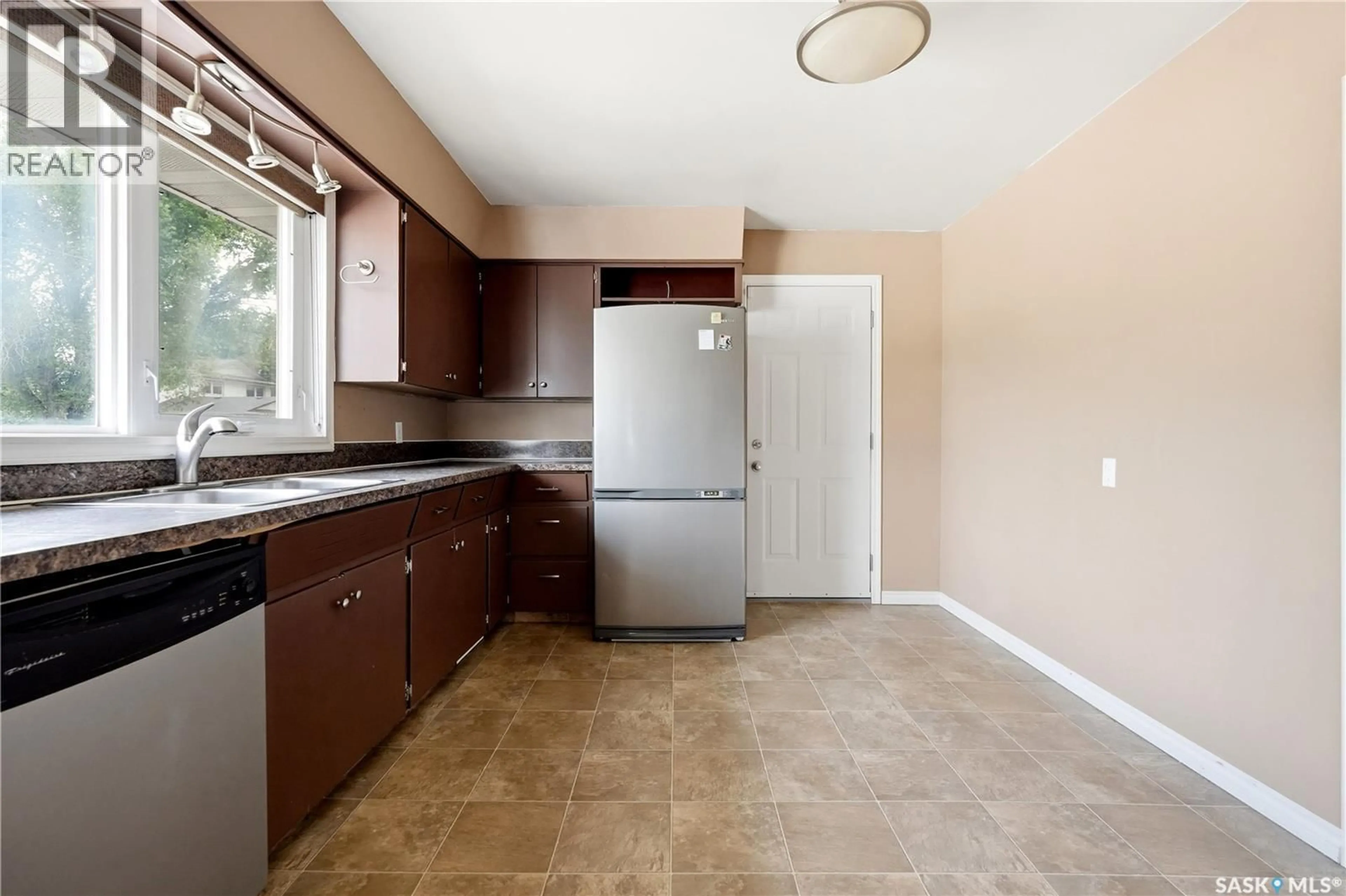 Standard kitchen, ceramic/tile floor for 1086 9TH AVENUE, Moose Jaw Saskatchewan S6H5X5