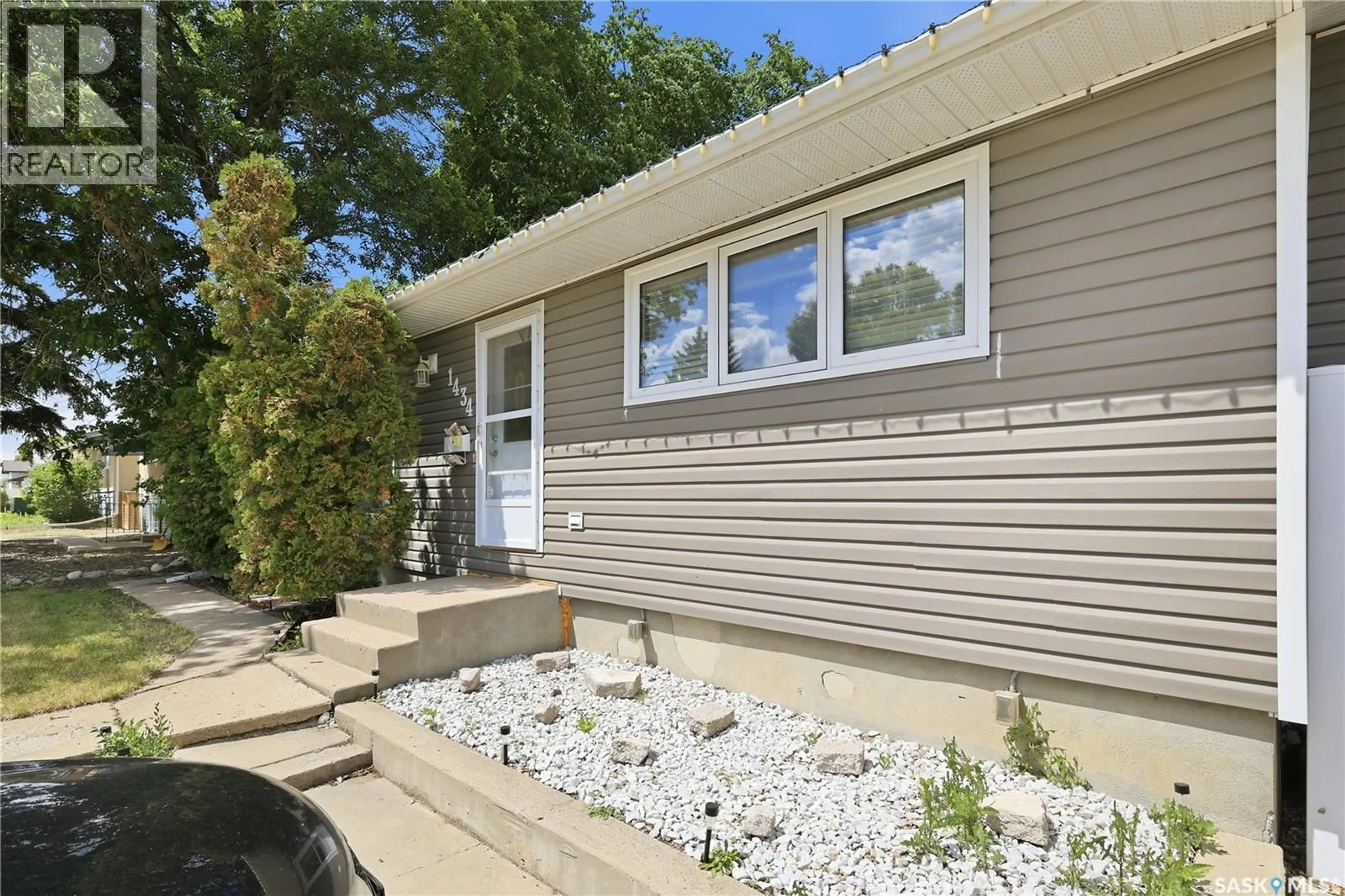 Home with vinyl exterior material, street for 1434 HOCHELAGA STREET W, Moose Jaw Saskatchewan S6H6G5