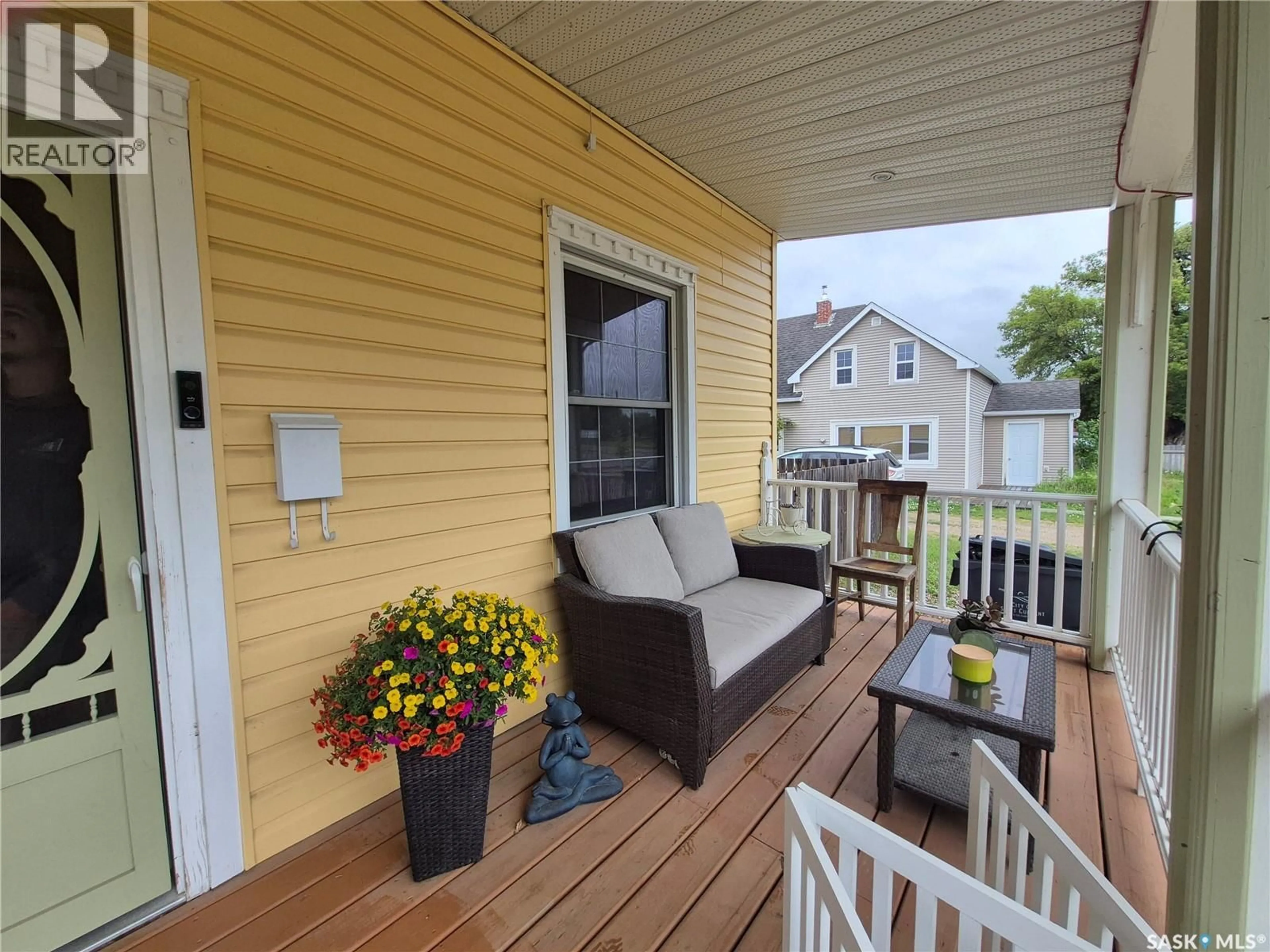 Patio, street for 476 9TH AVENUE, Swift Current Saskatchewan S9H2R4