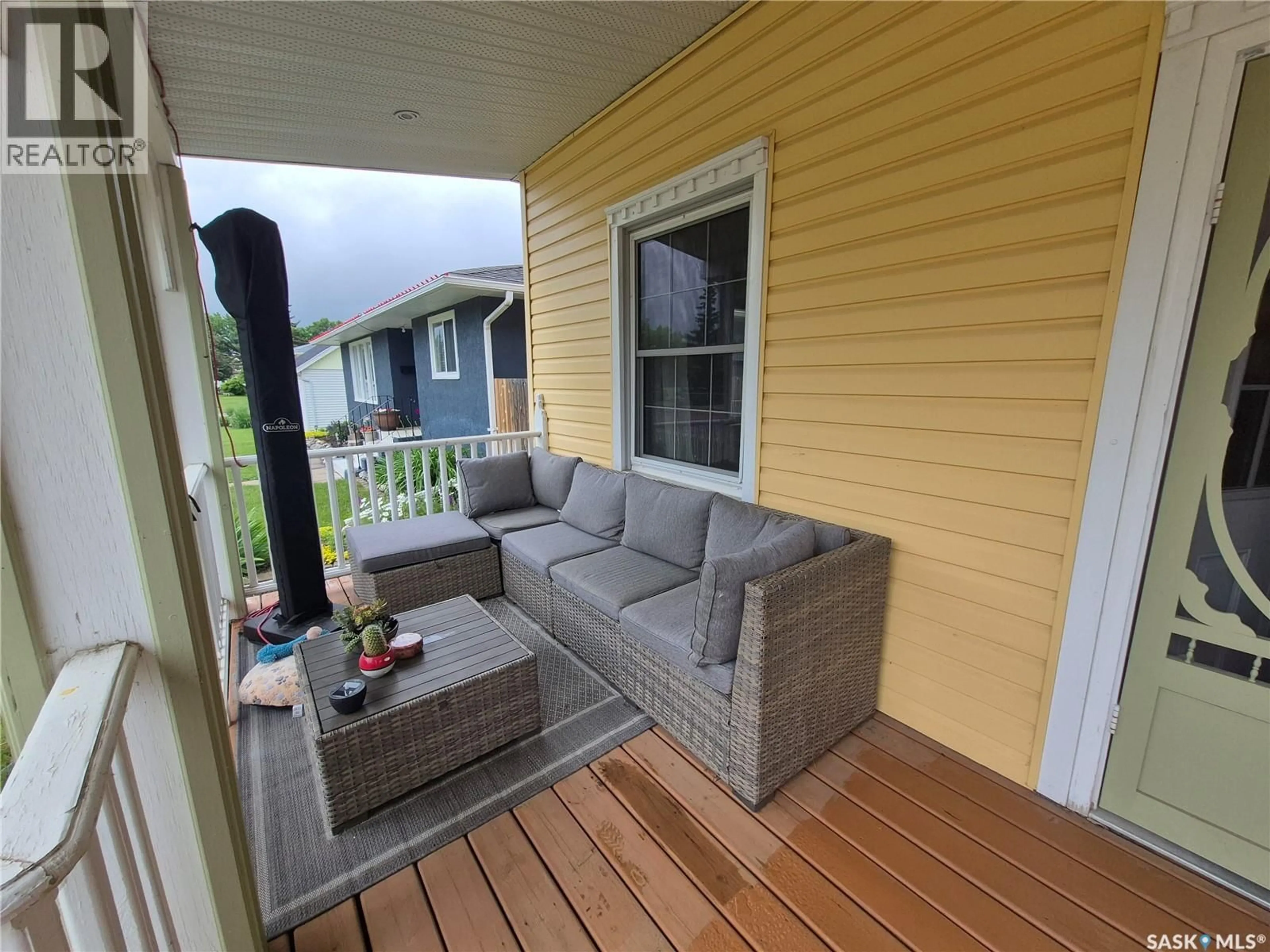 Patio, street for 476 9TH AVENUE, Swift Current Saskatchewan S9H2R4