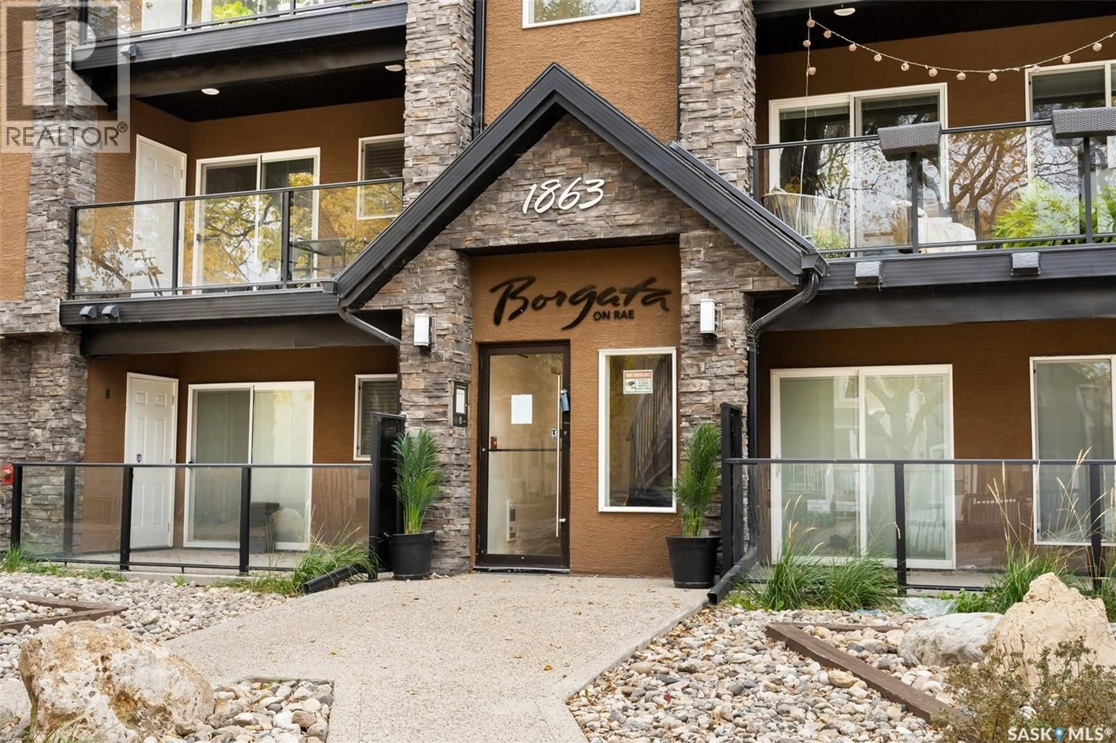 Indoor foyer for 303 - 1863 RAE STREET, Regina Saskatchewan S4T2E3