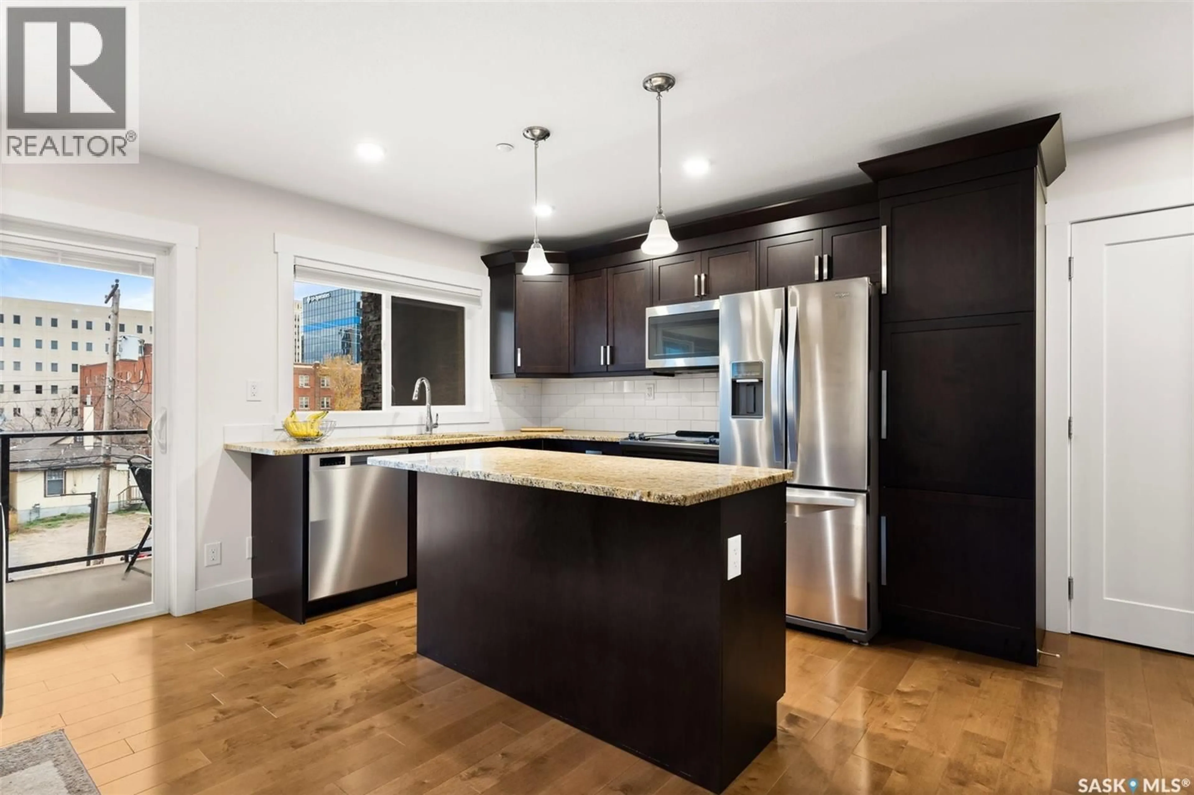 Contemporary kitchen, unknown for 303 - 1863 RAE STREET, Regina Saskatchewan S4T2E3