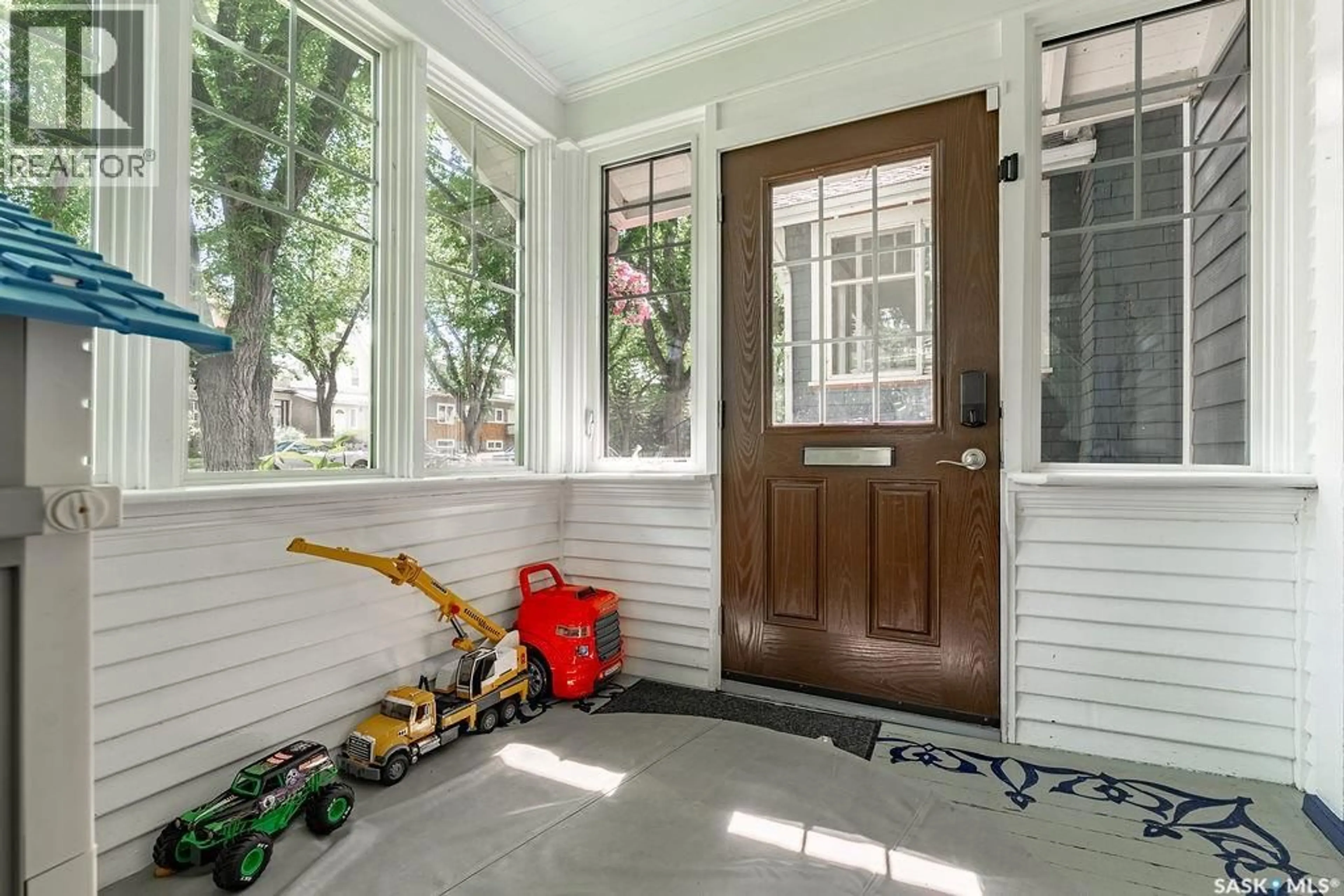 Indoor entryway for 915 TEMPERANCE STREET, Saskatoon Saskatchewan S7N0N3