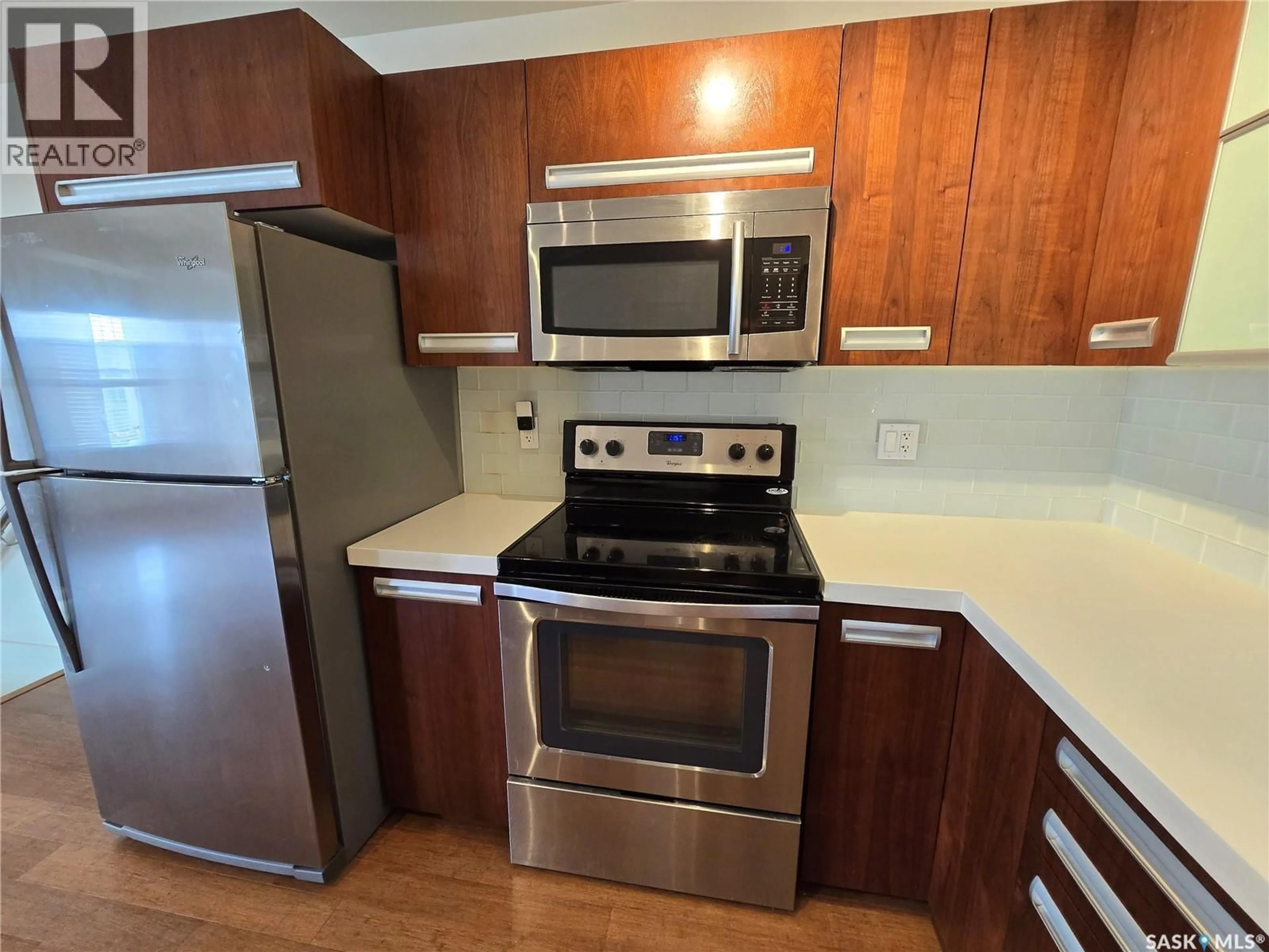 Standard kitchen, wood/laminate floor for 1015 - 1610 PATRICK CRESCENT, Saskatoon Saskatchewan S7W0M3