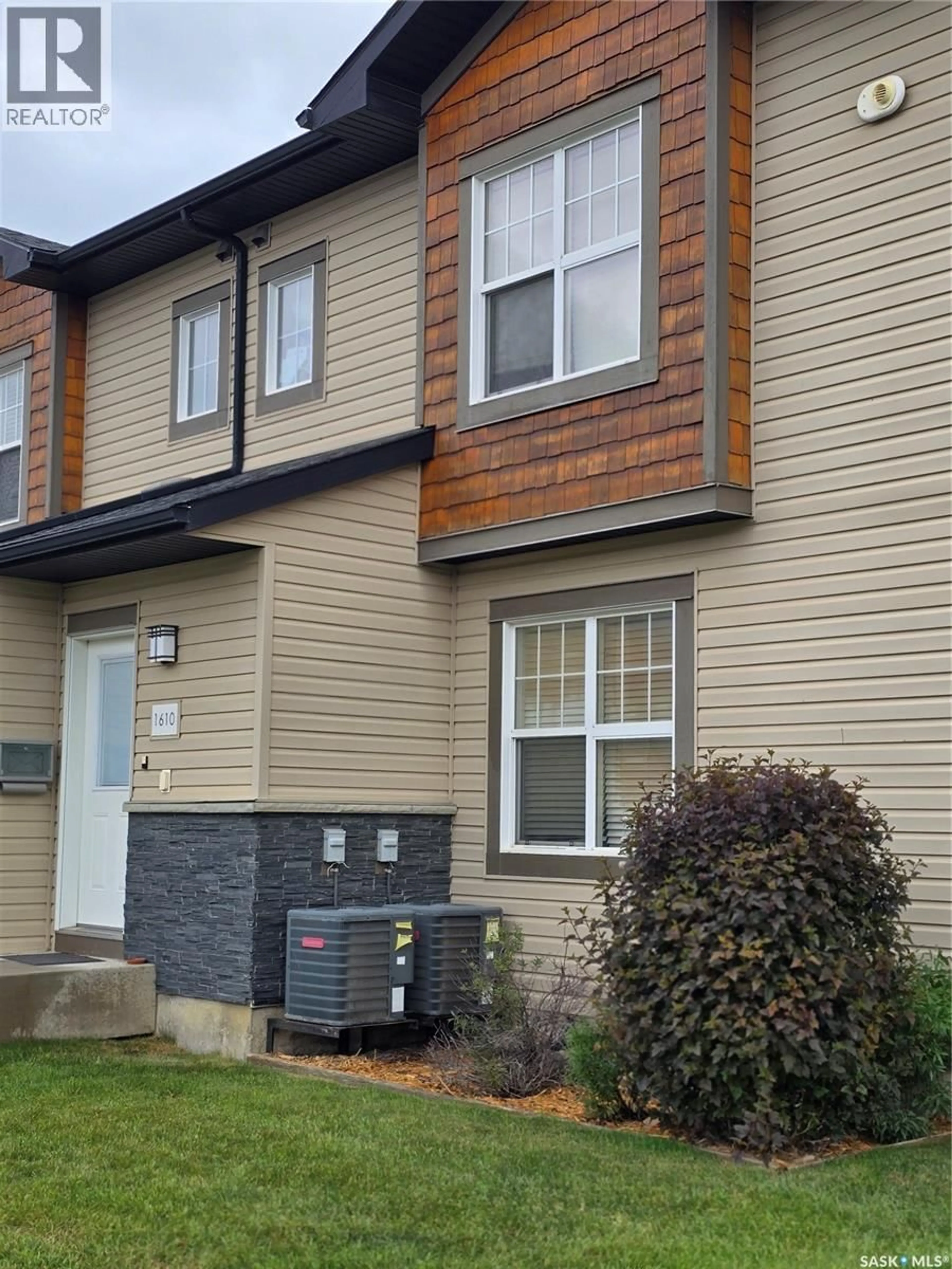 Home with vinyl exterior material, street for 1015 - 1610 PATRICK CRESCENT, Saskatoon Saskatchewan S7W0M3