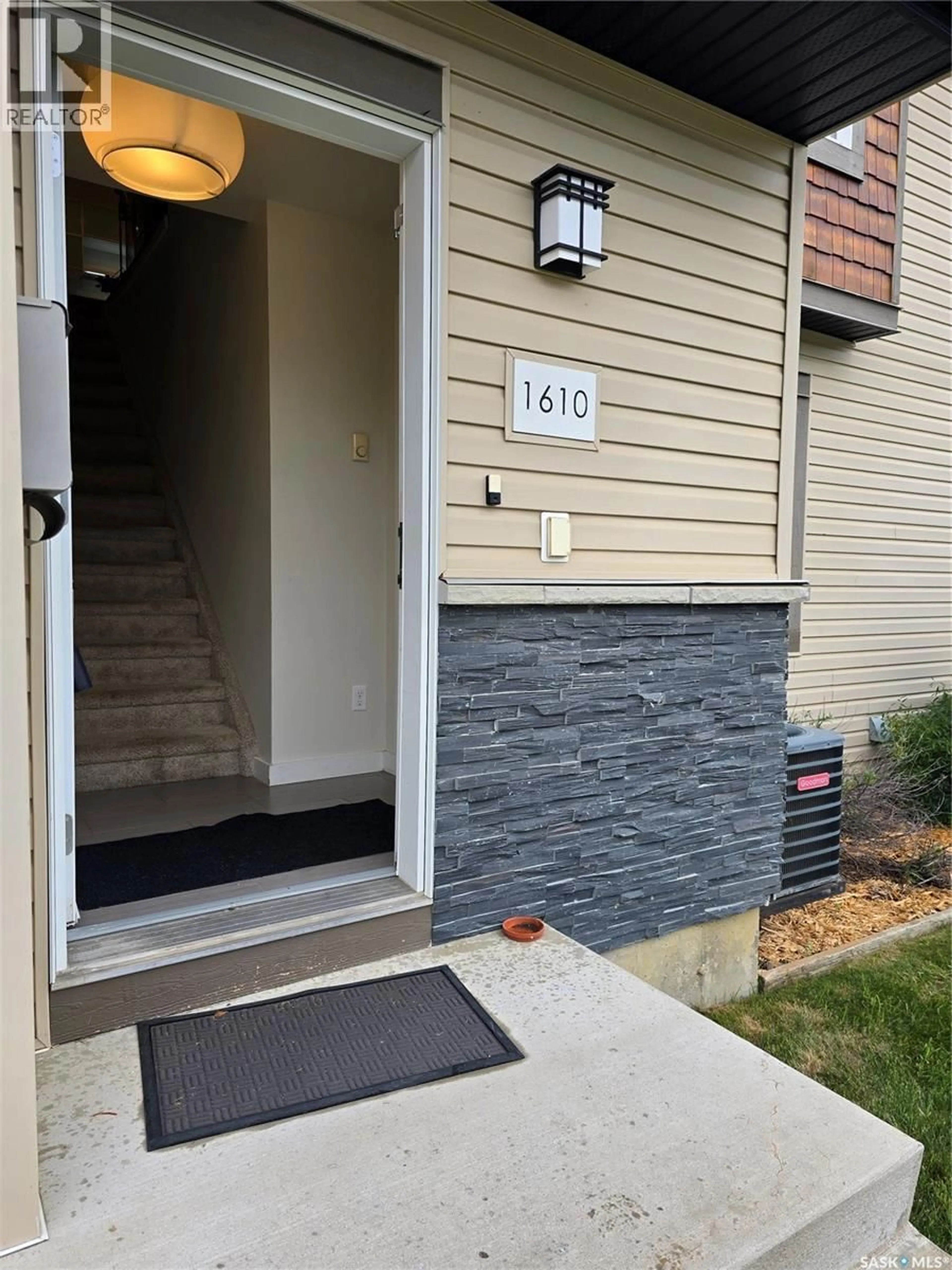 Indoor entryway for 1015 - 1610 PATRICK CRESCENT, Saskatoon Saskatchewan S7W0M3
