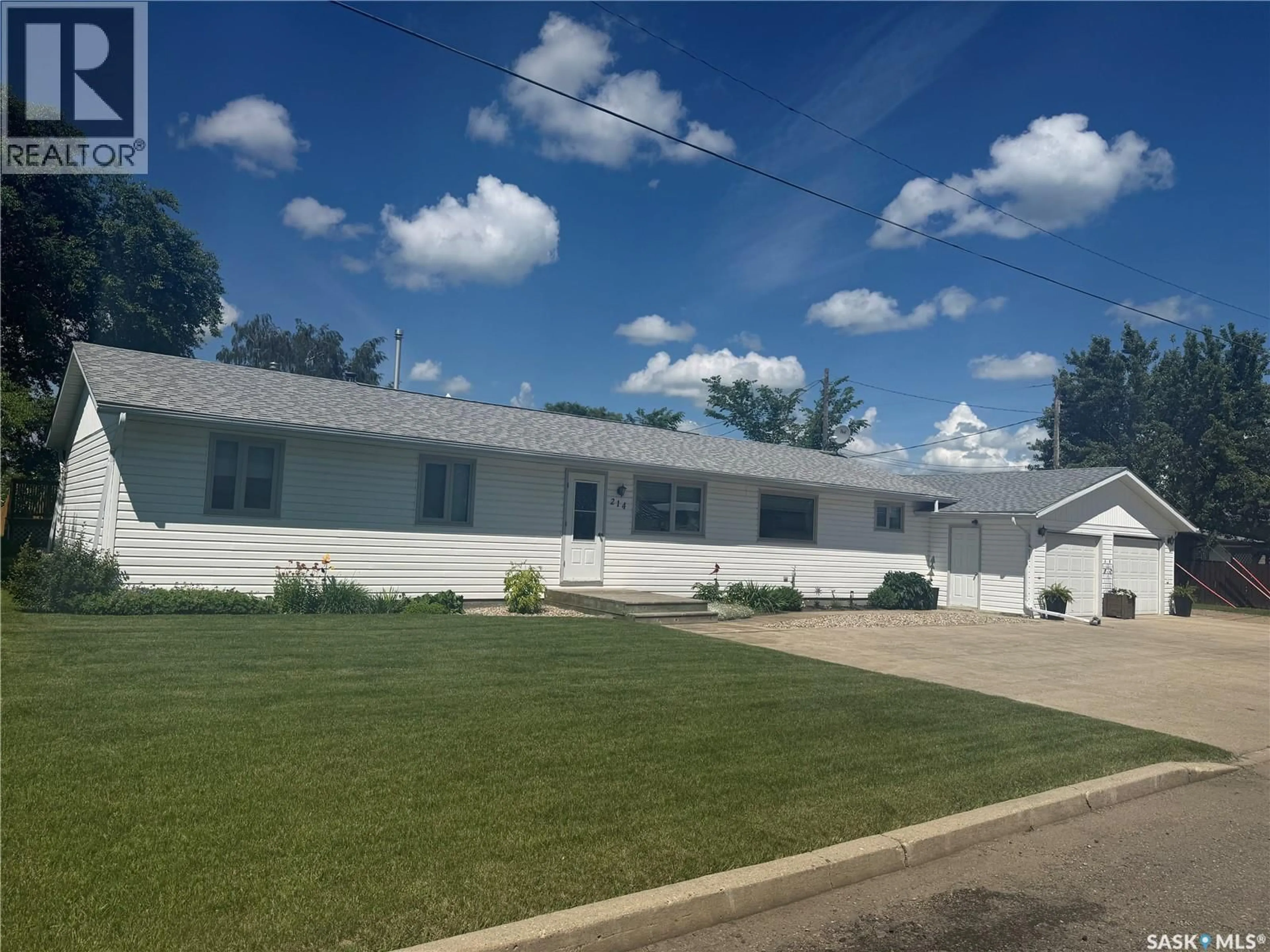 Home with vinyl exterior material, building for 214 TAYLOR STREET, Bienfait Saskatchewan S0C0M0