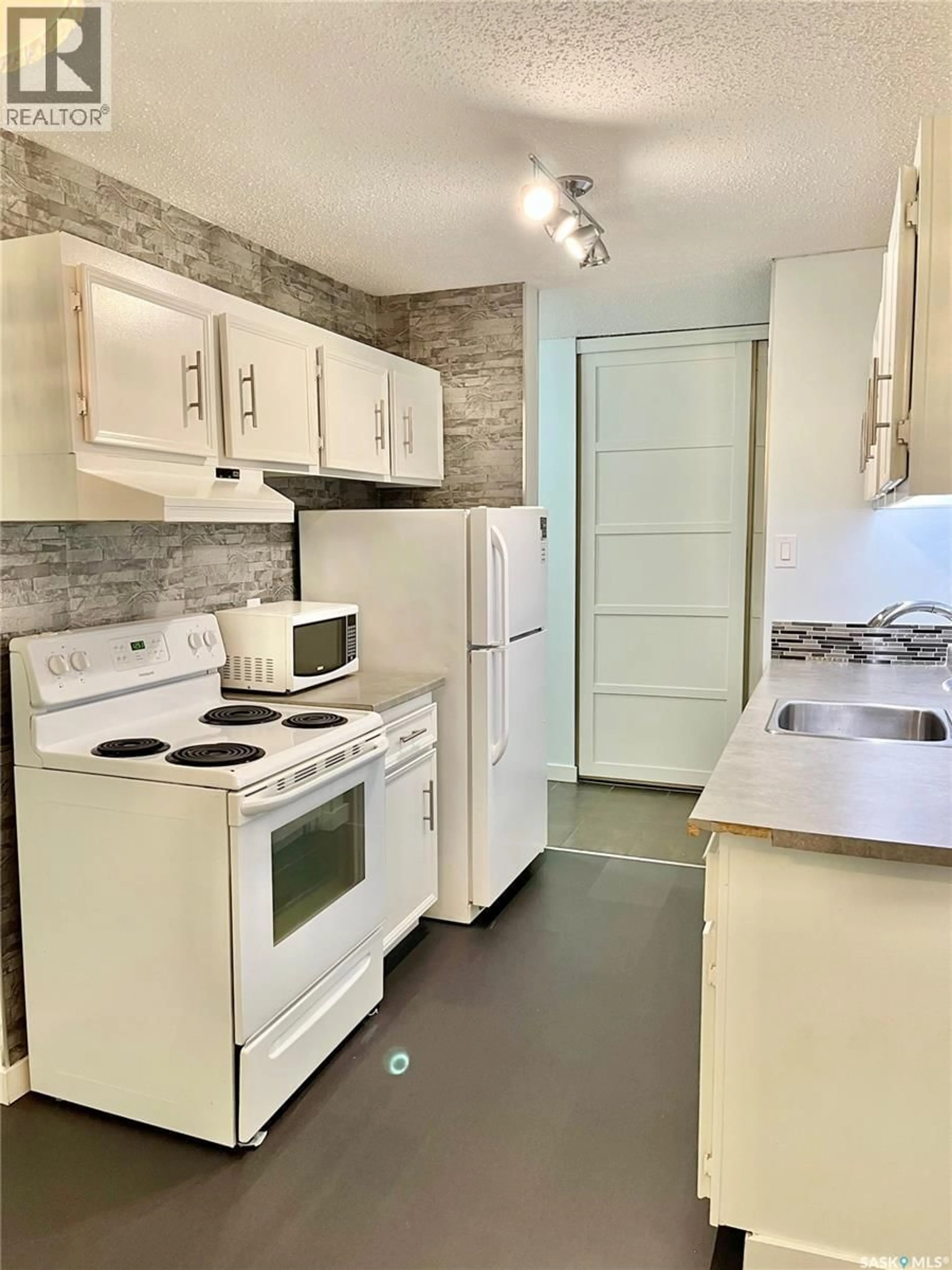 Standard kitchen, unknown for 207C - 150 TAIT PLACE, Saskatoon Saskatchewan S7H5L8