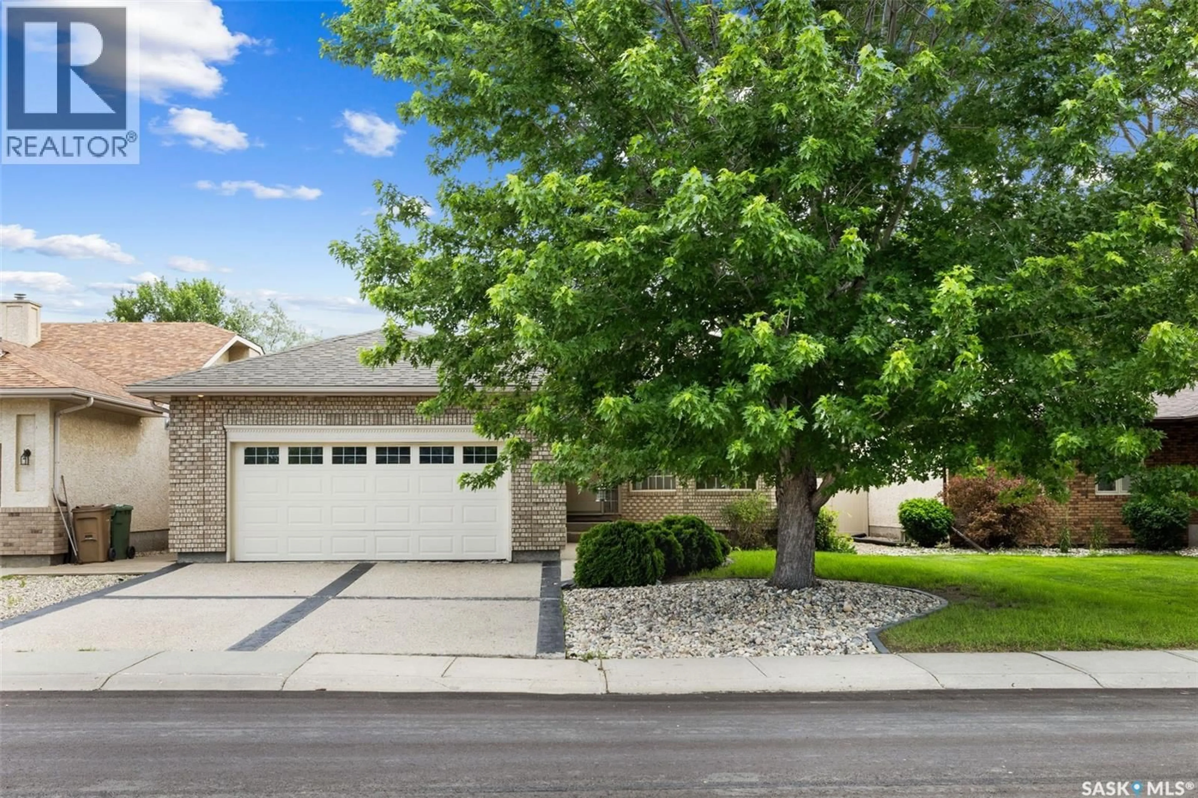 Home with vinyl exterior material, street for 3054 WASCANA GLEN, Regina Saskatchewan S4V2L3