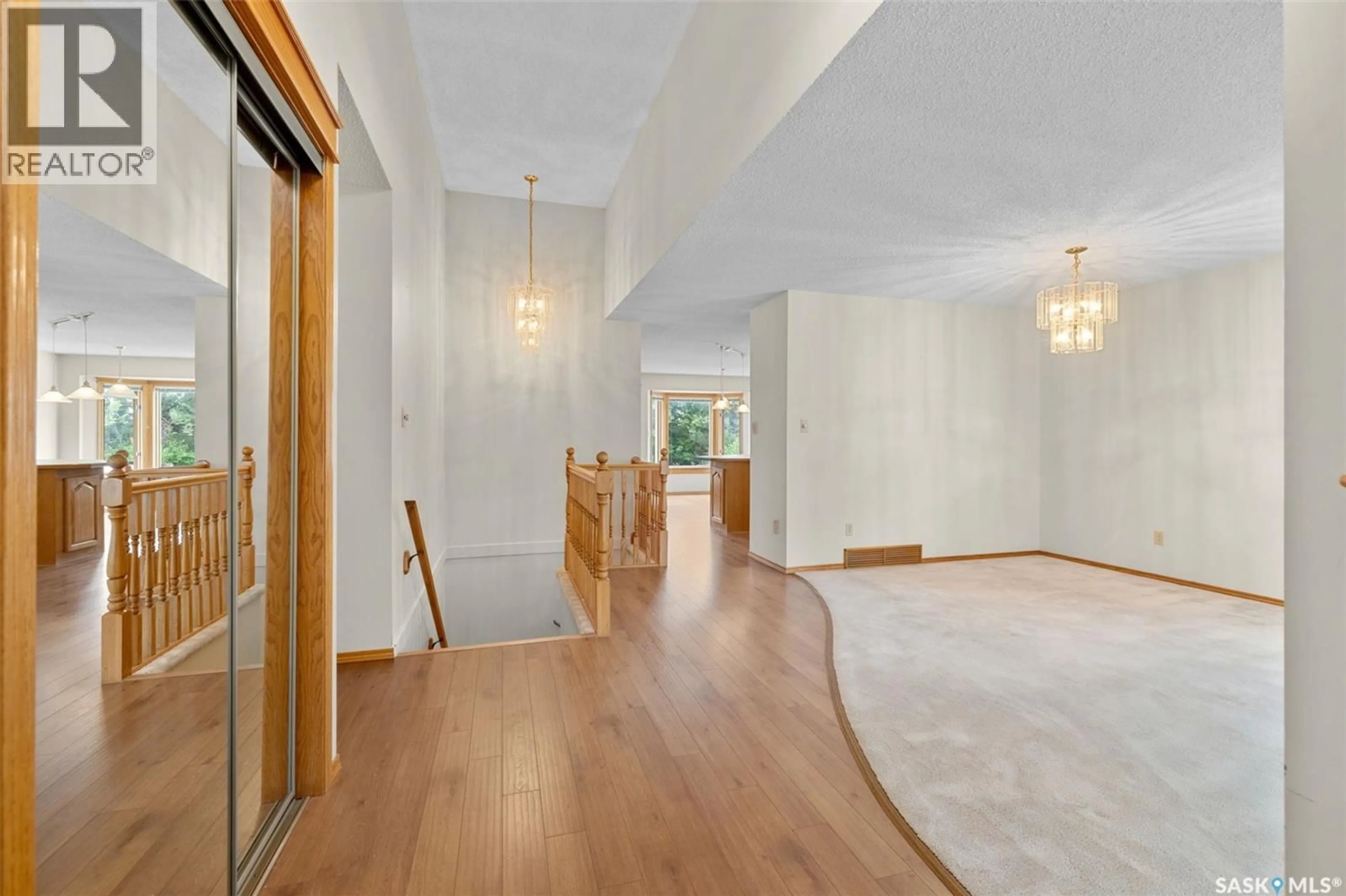 Indoor foyer for 3054 WASCANA GLEN, Regina Saskatchewan S4V2L3
