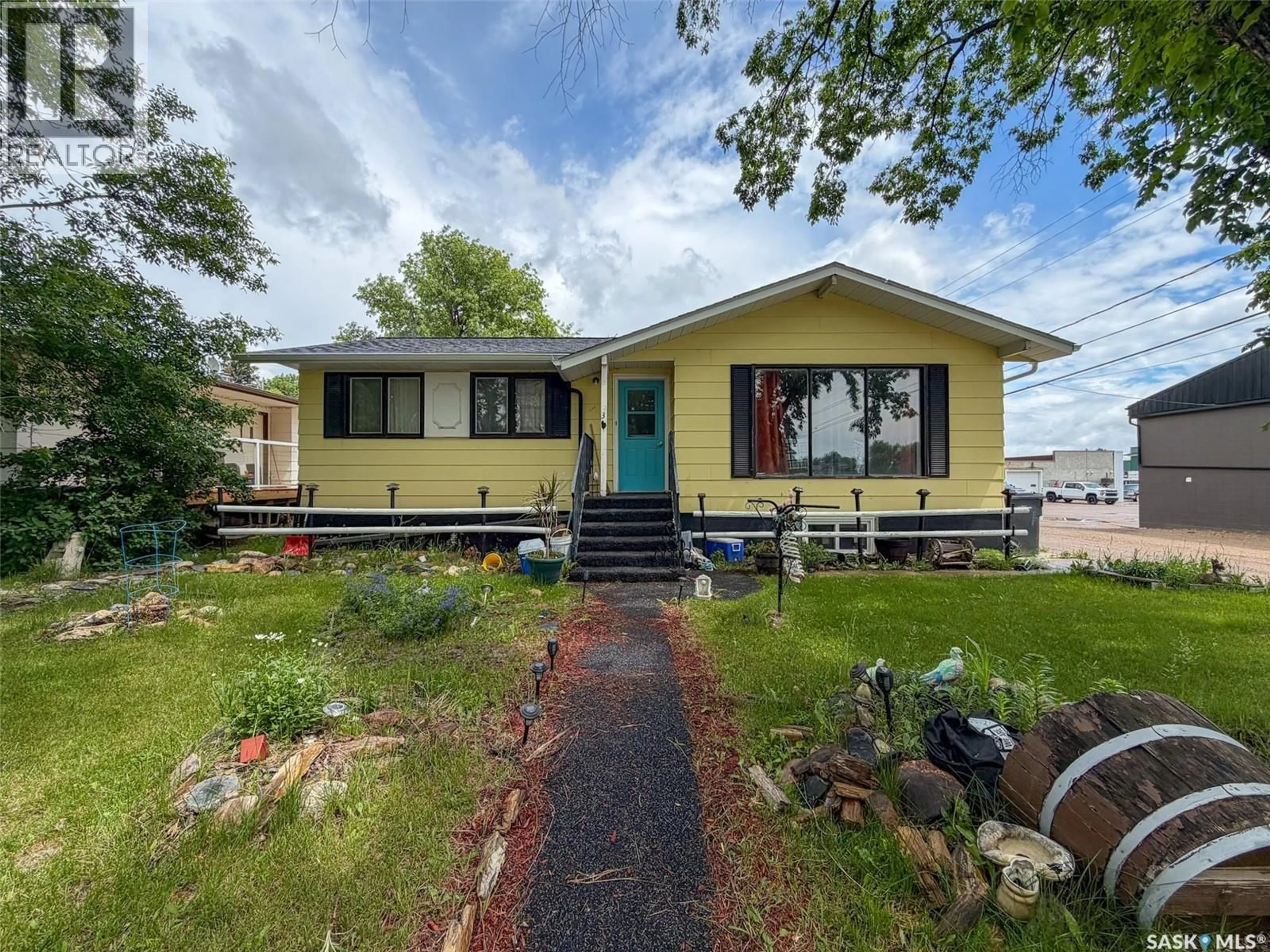 Home with vinyl exterior material, street for 336 2ND STREET, Shaunavon Saskatchewan S0N2M0