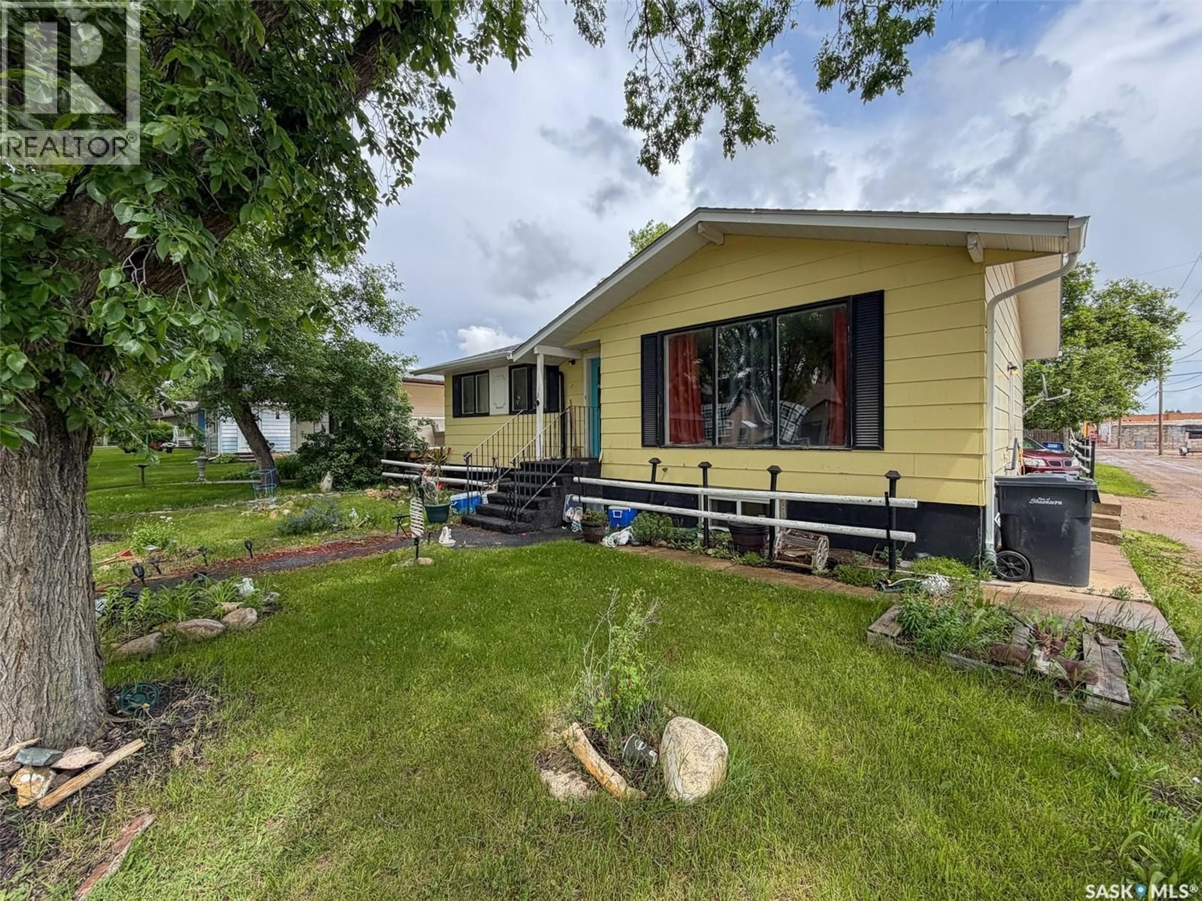 A pic from outside/outdoor area/front of a property/back of a property/a pic from drone, water/lake/river/ocean view for 336 2ND STREET, Shaunavon Saskatchewan S0N2M0
