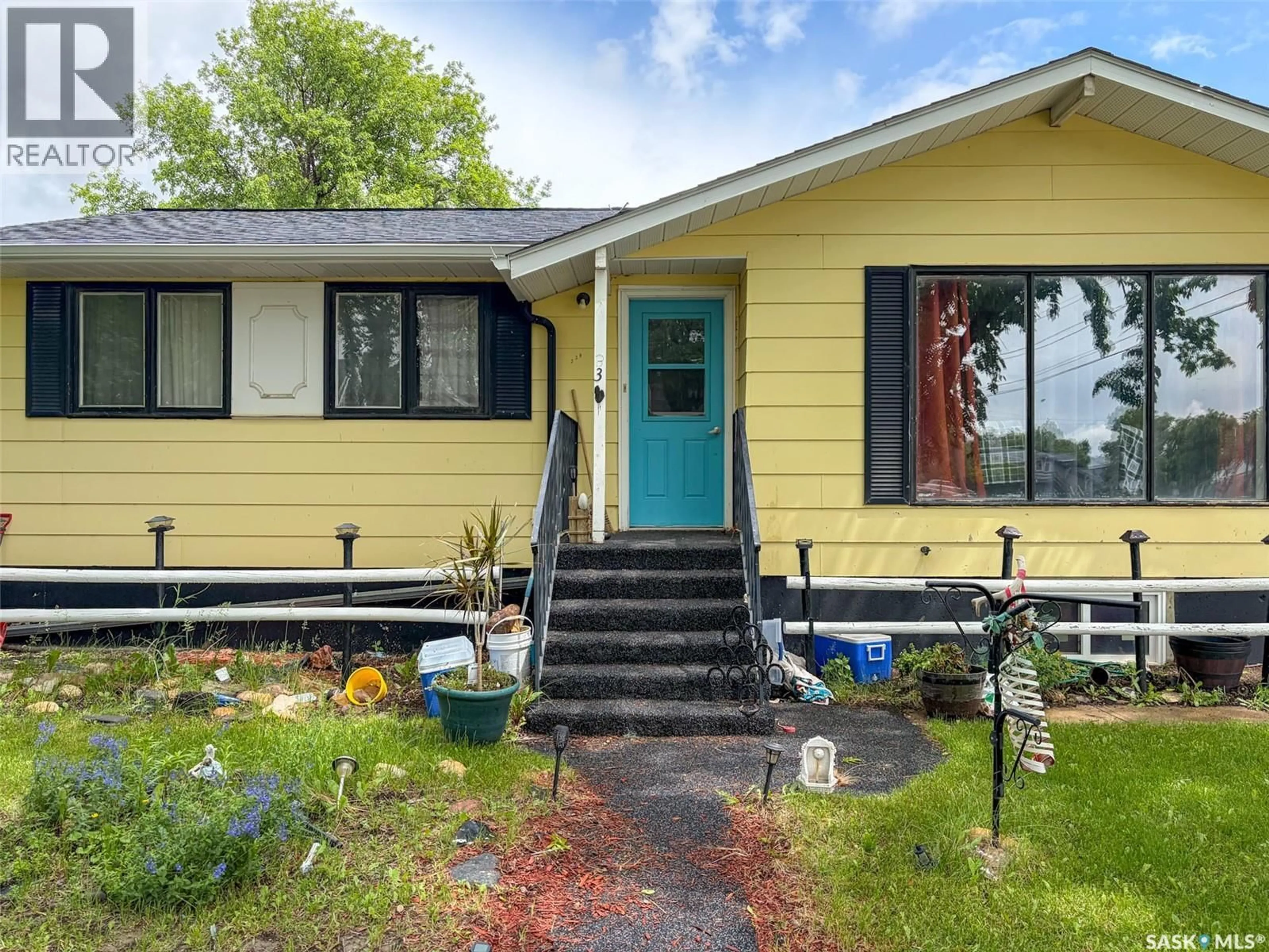 Home with vinyl exterior material, street for 336 2ND STREET, Shaunavon Saskatchewan S0N2M0