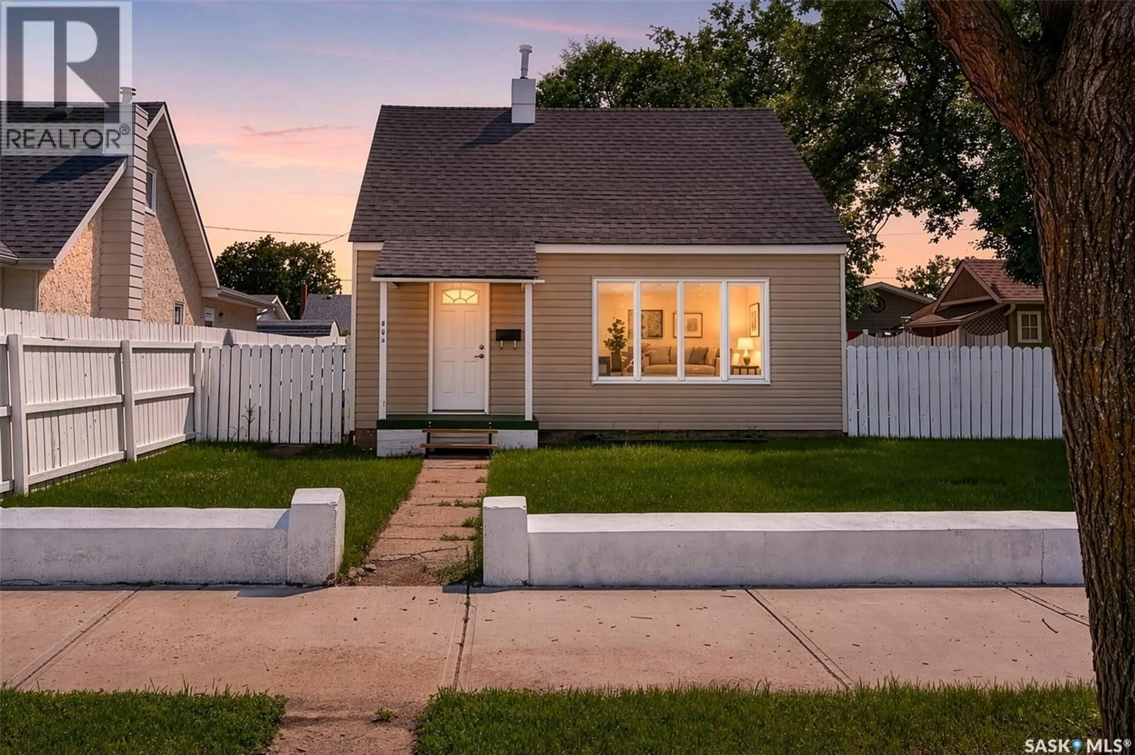 Home with vinyl exterior material, street for 805 ATHABASCA STREET, Moose Jaw Saskatchewan S6H0M6