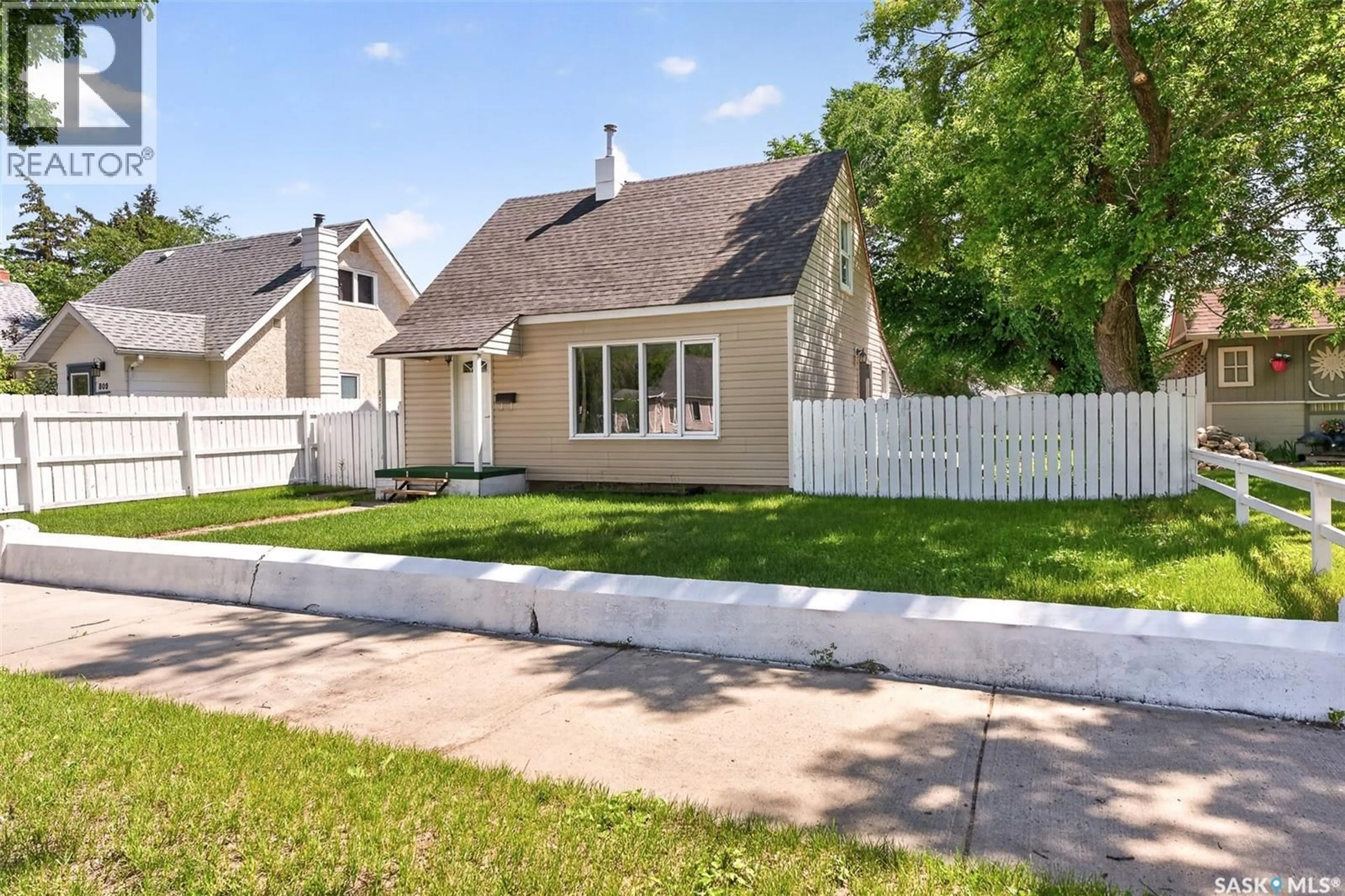 Home with vinyl exterior material, street for 805 ATHABASCA STREET, Moose Jaw Saskatchewan S6H0M6