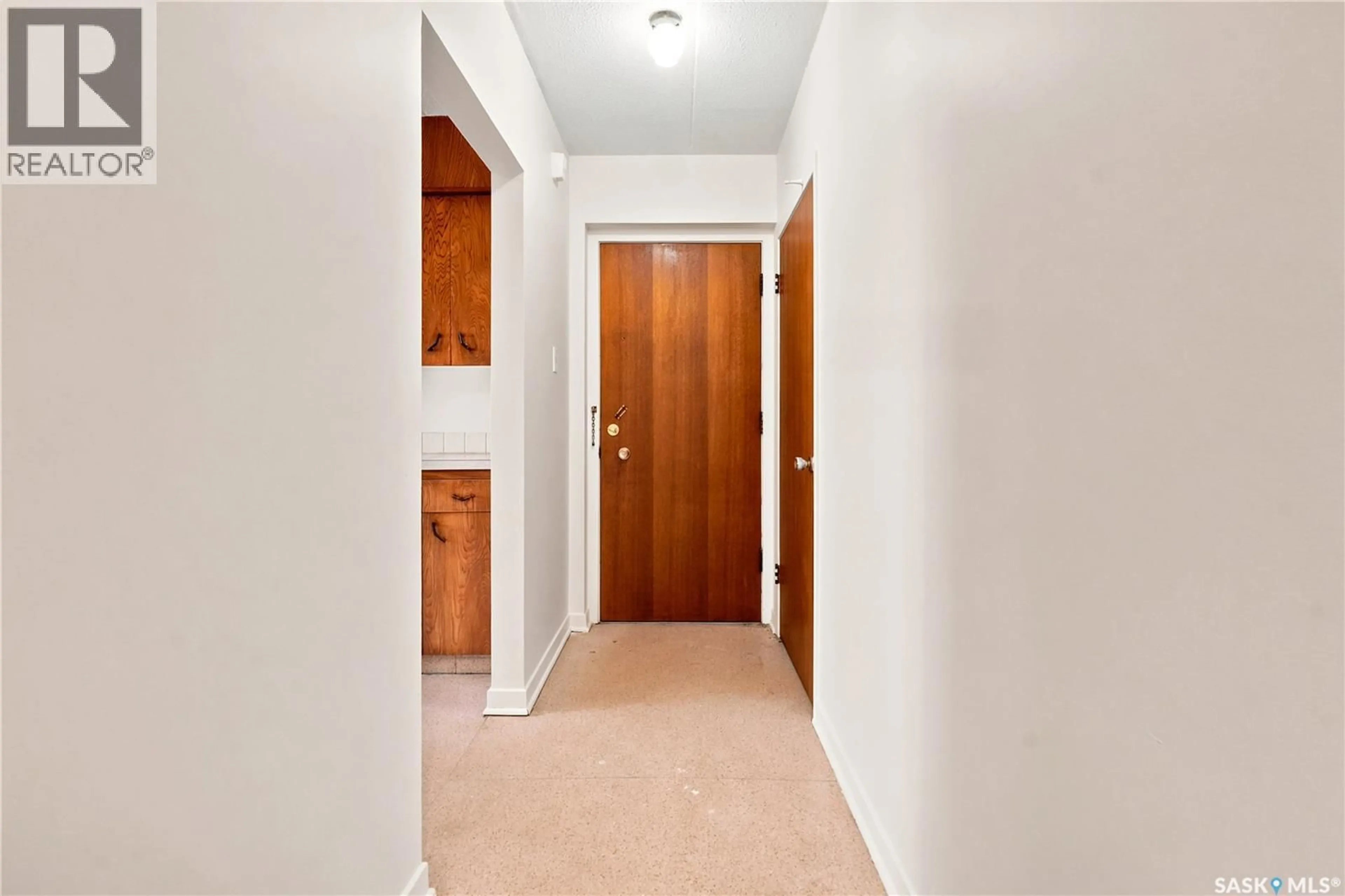 Indoor entryway for 8 - 2620 5TH STREET, Regina Saskatchewan S4R5E5