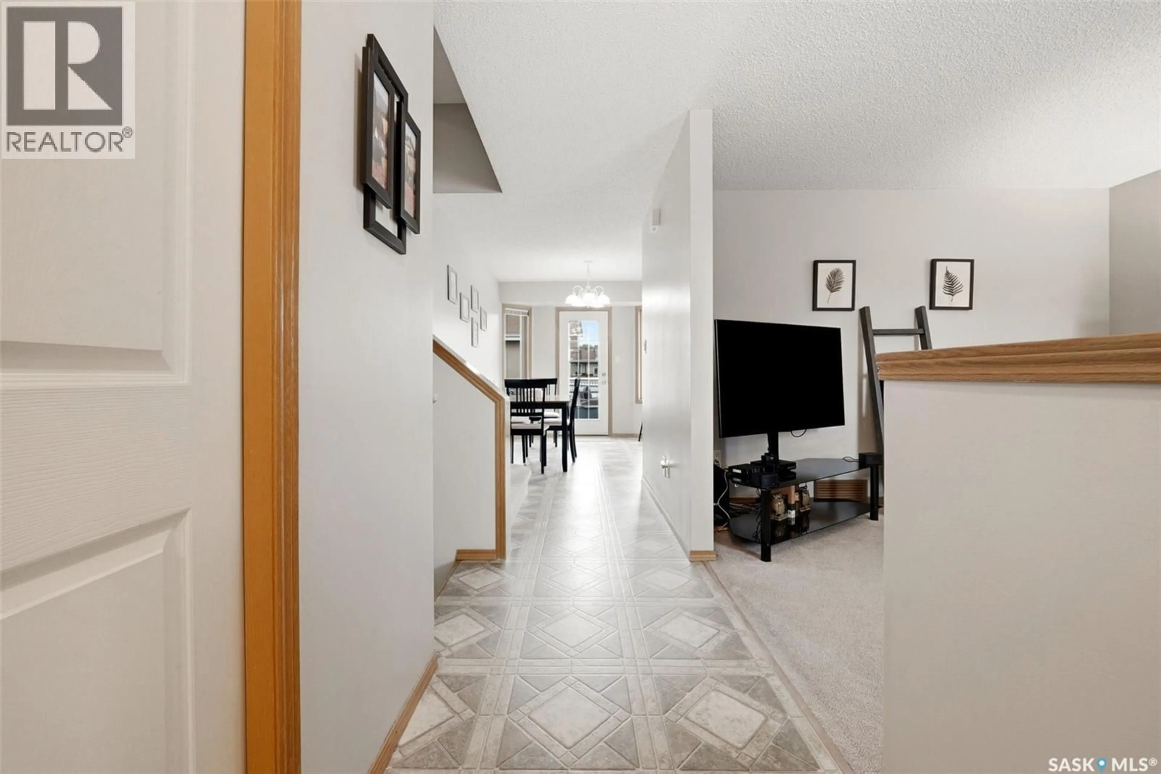 Indoor foyer for 105 COURTSIDE CRESCENT, Pilot Butte Saskatchewan S0G3Z0