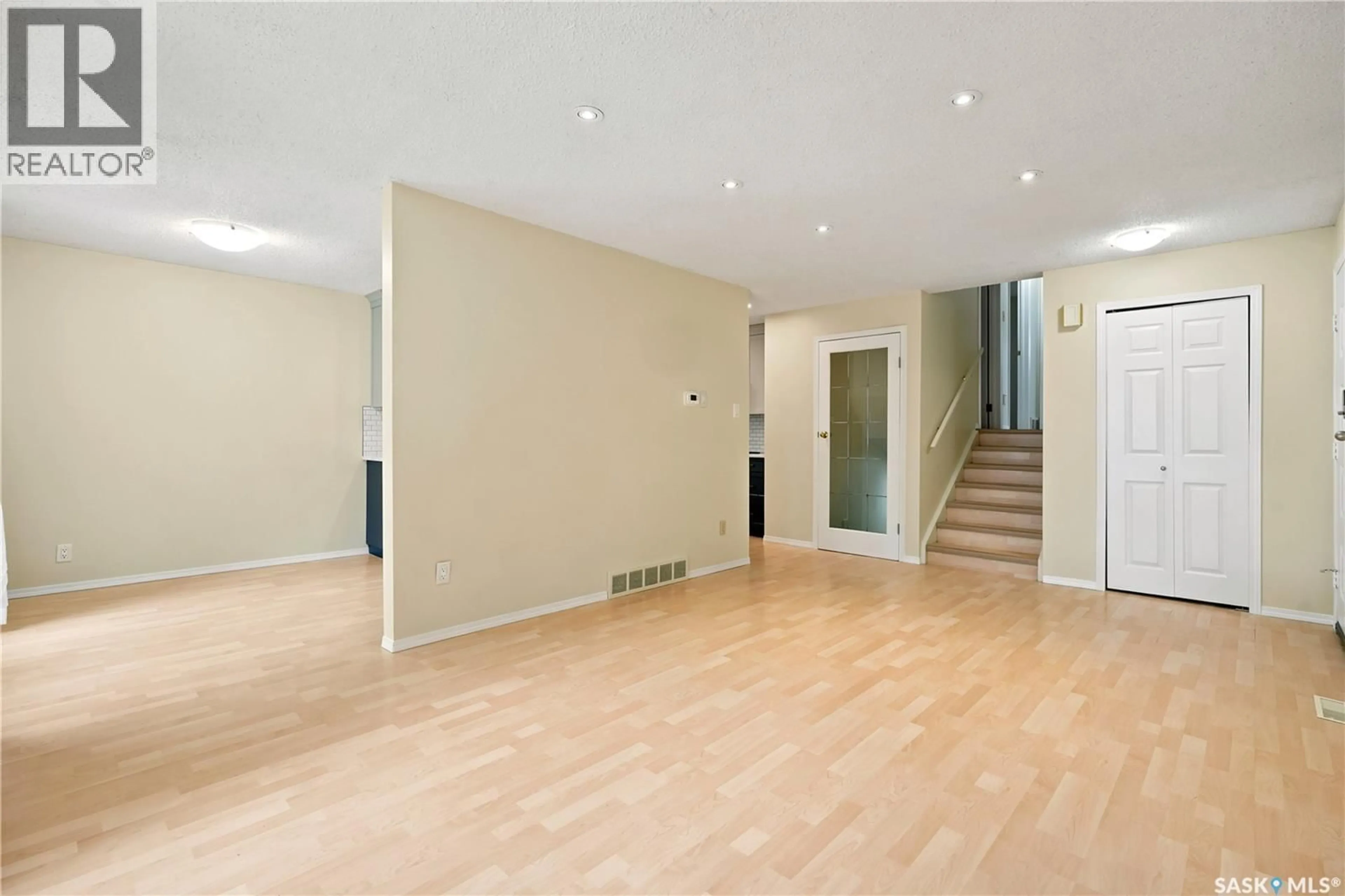 Indoor foyer for 7322 RIMMER BAY, Regina Saskatchewan S4X2X3