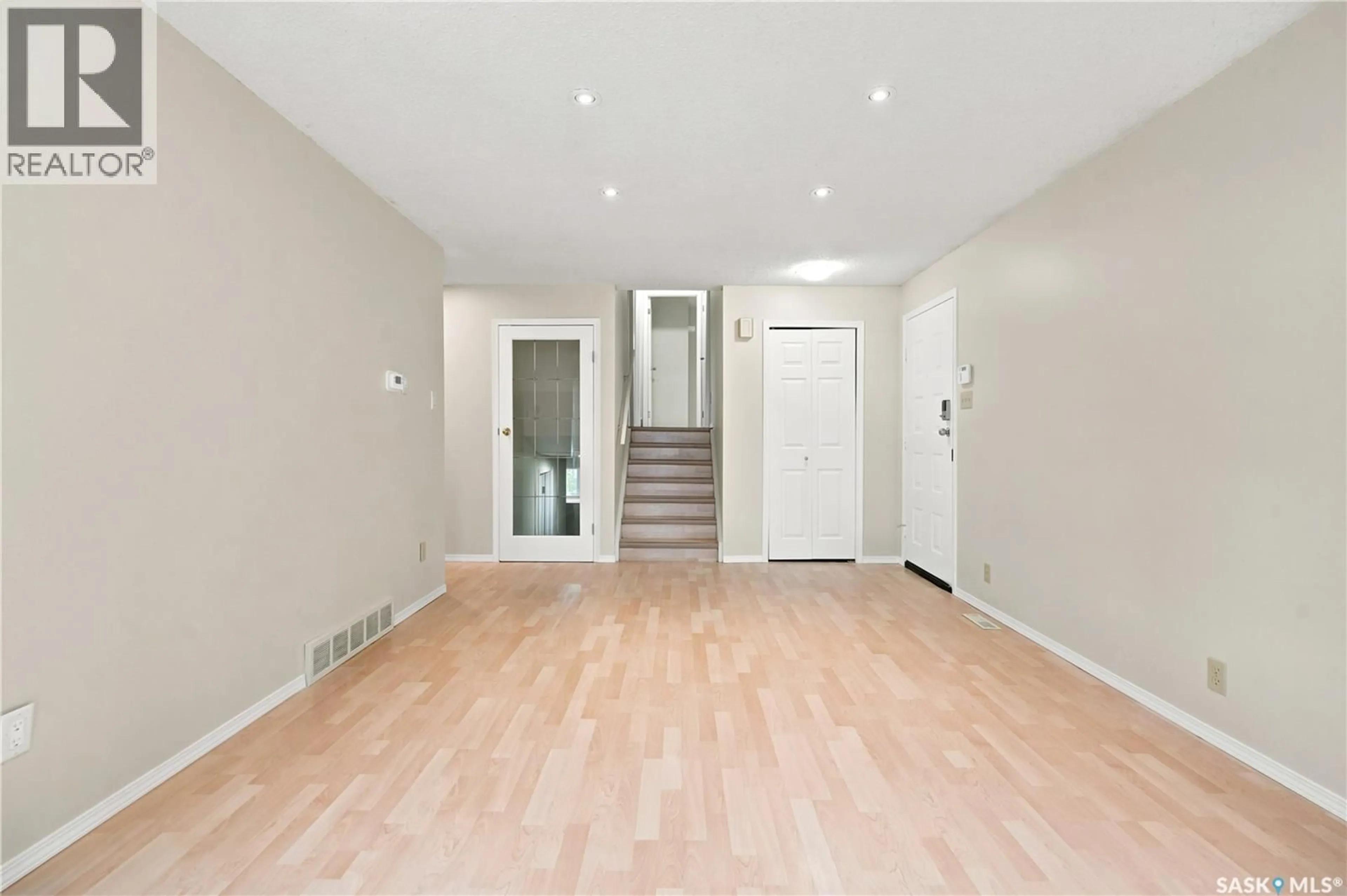 Indoor foyer for 7322 RIMMER BAY, Regina Saskatchewan S4X2X3
