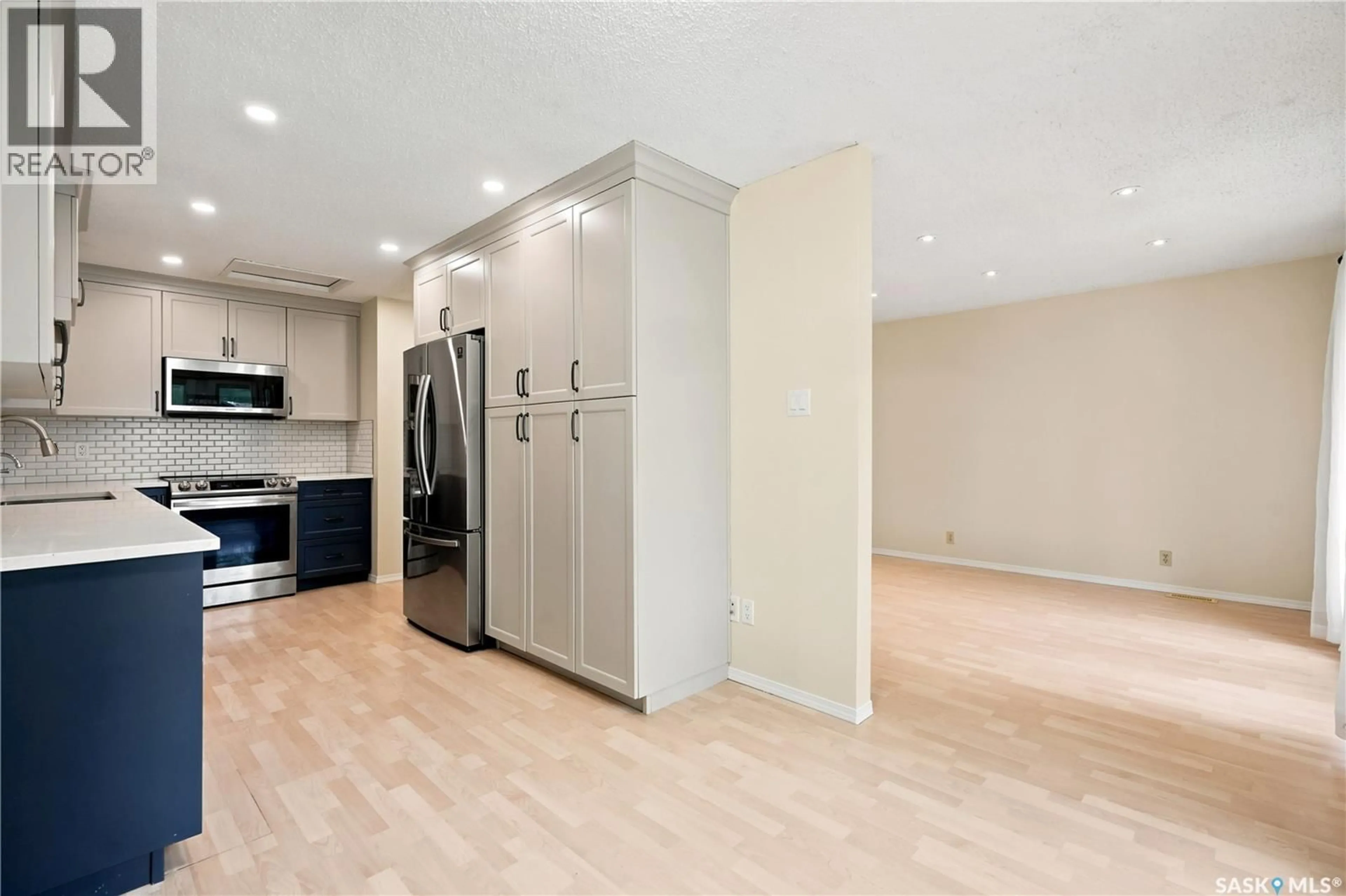 Open concept kitchen, wood/laminate floor for 7322 RIMMER BAY, Regina Saskatchewan S4X2X3