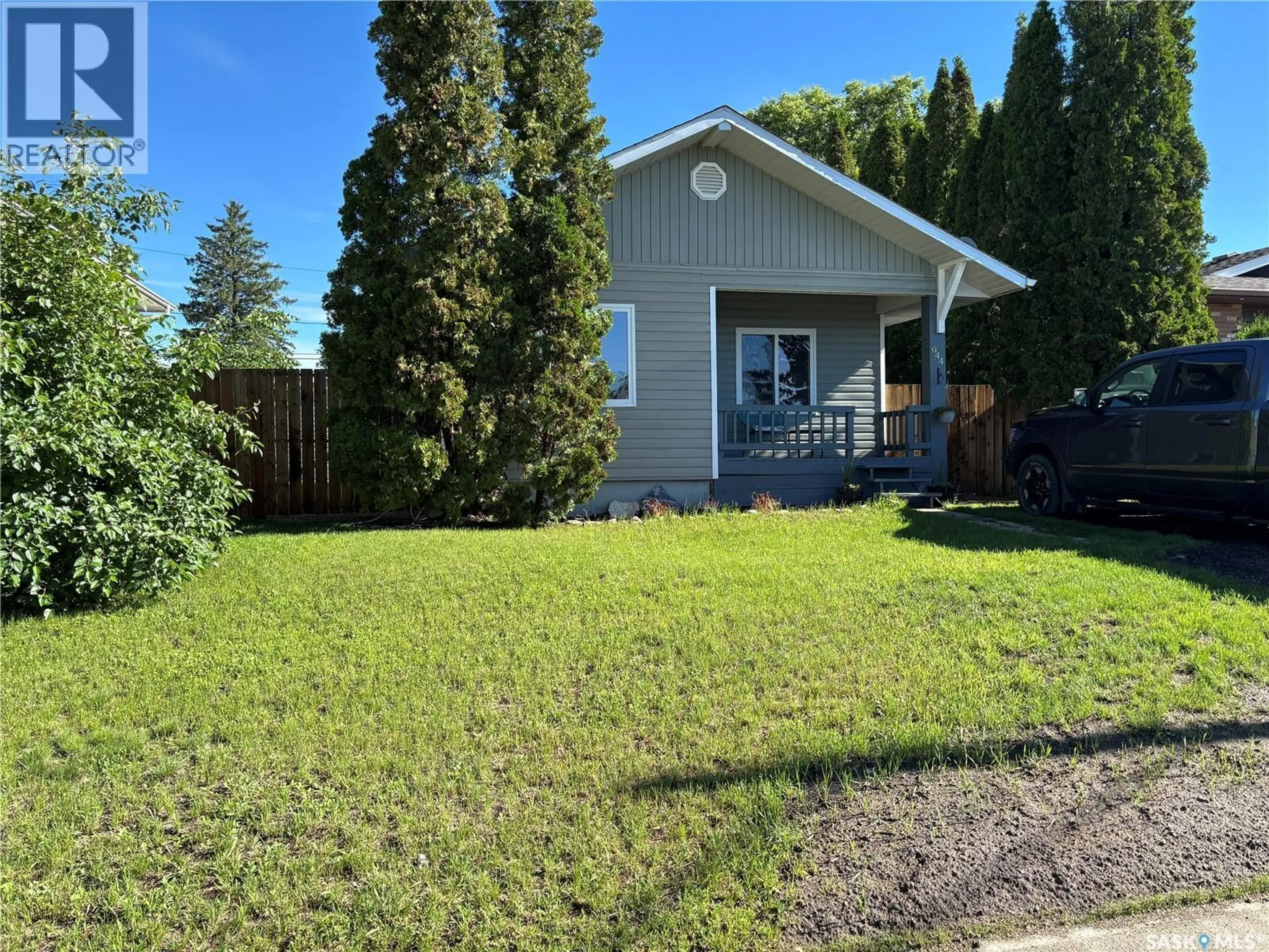 A pic from outside/outdoor area/front of a property/back of a property/a pic from drone, street for 944 BROWN STREET, Moose Jaw Saskatchewan S6H2Z2