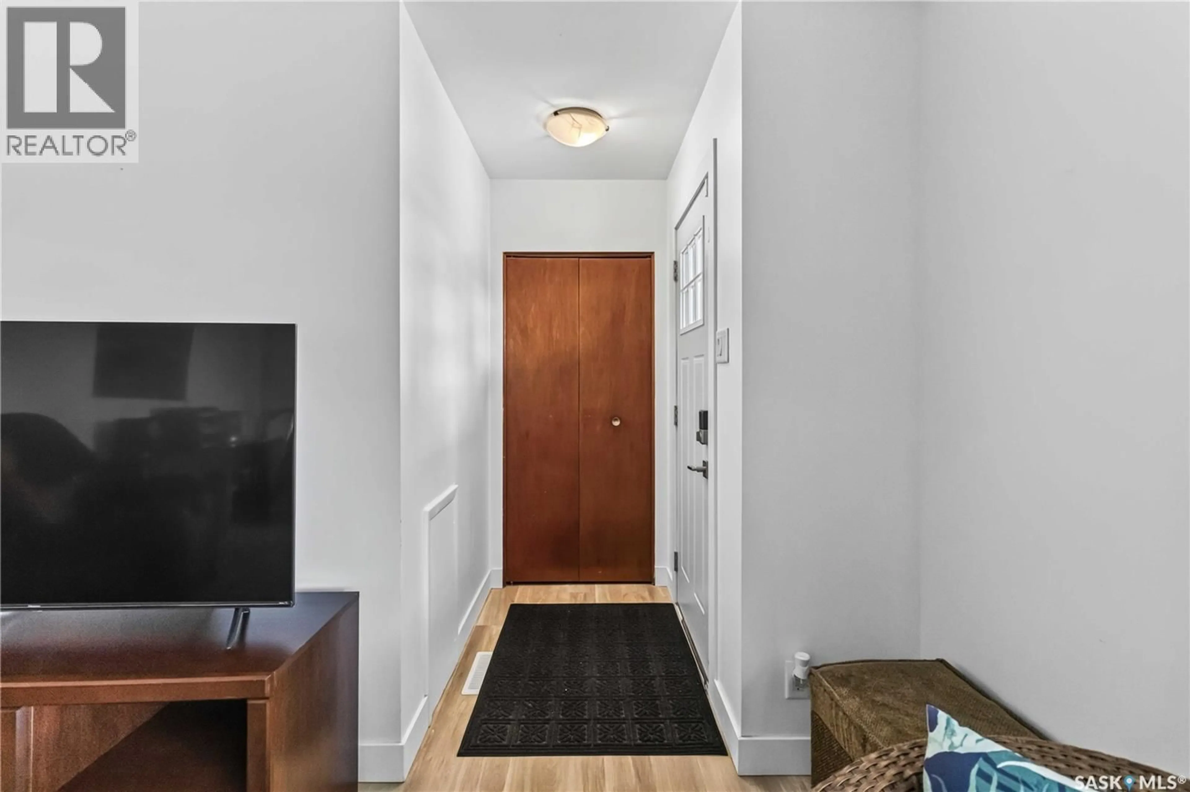 Indoor entryway for 513 W AVENUE, Saskatoon Saskatchewan S7L3H2