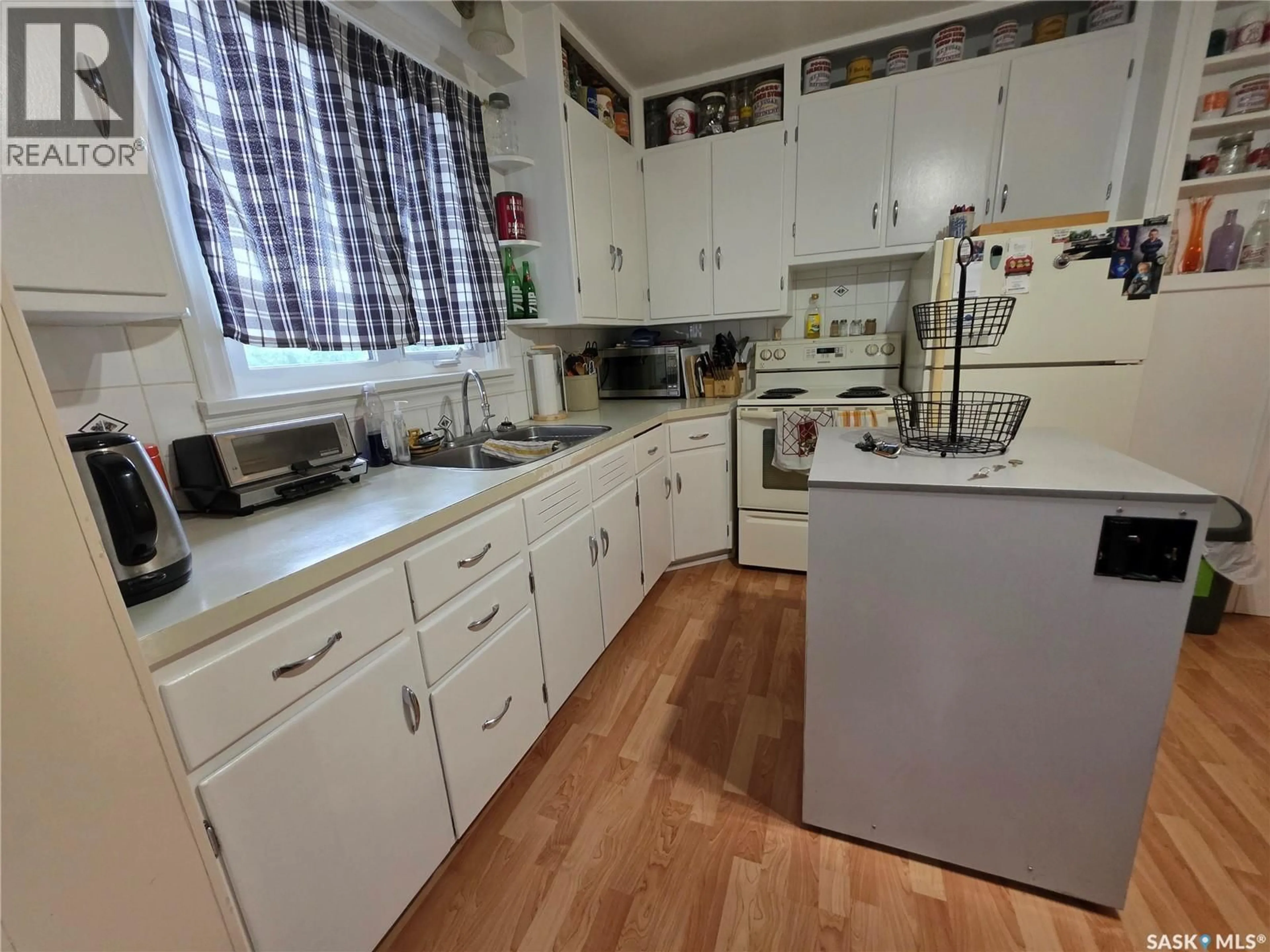Standard kitchen, unknown for 185 3RD AVENUE, Swift Current Saskatchewan S9H3K3