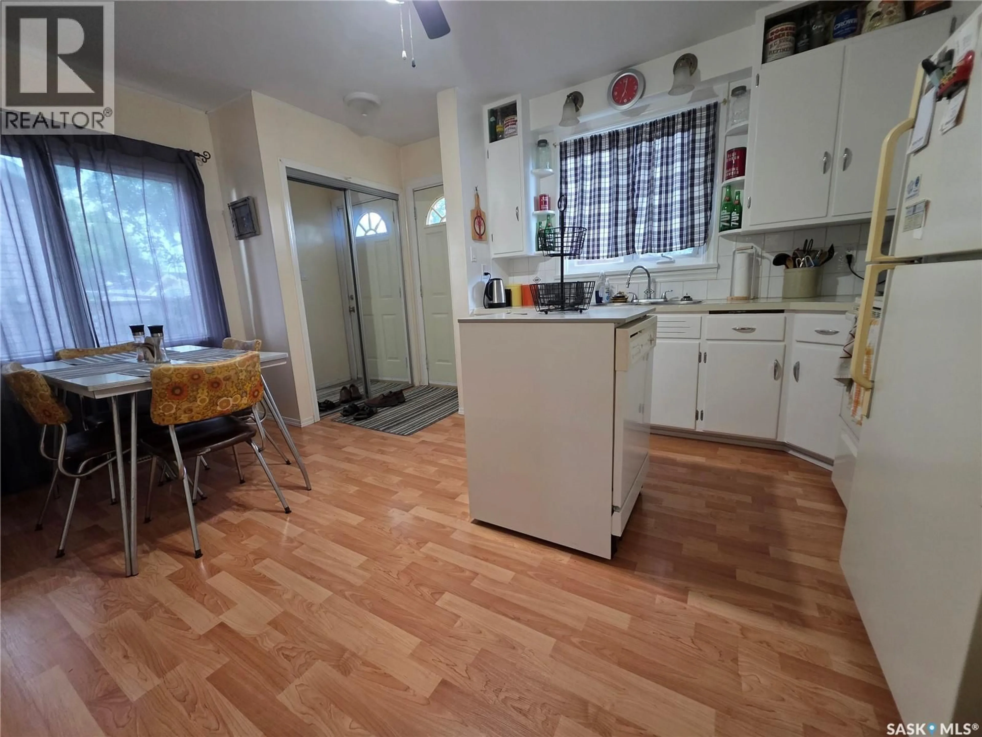 Standard kitchen, unknown for 185 3RD AVENUE, Swift Current Saskatchewan S9H3K3