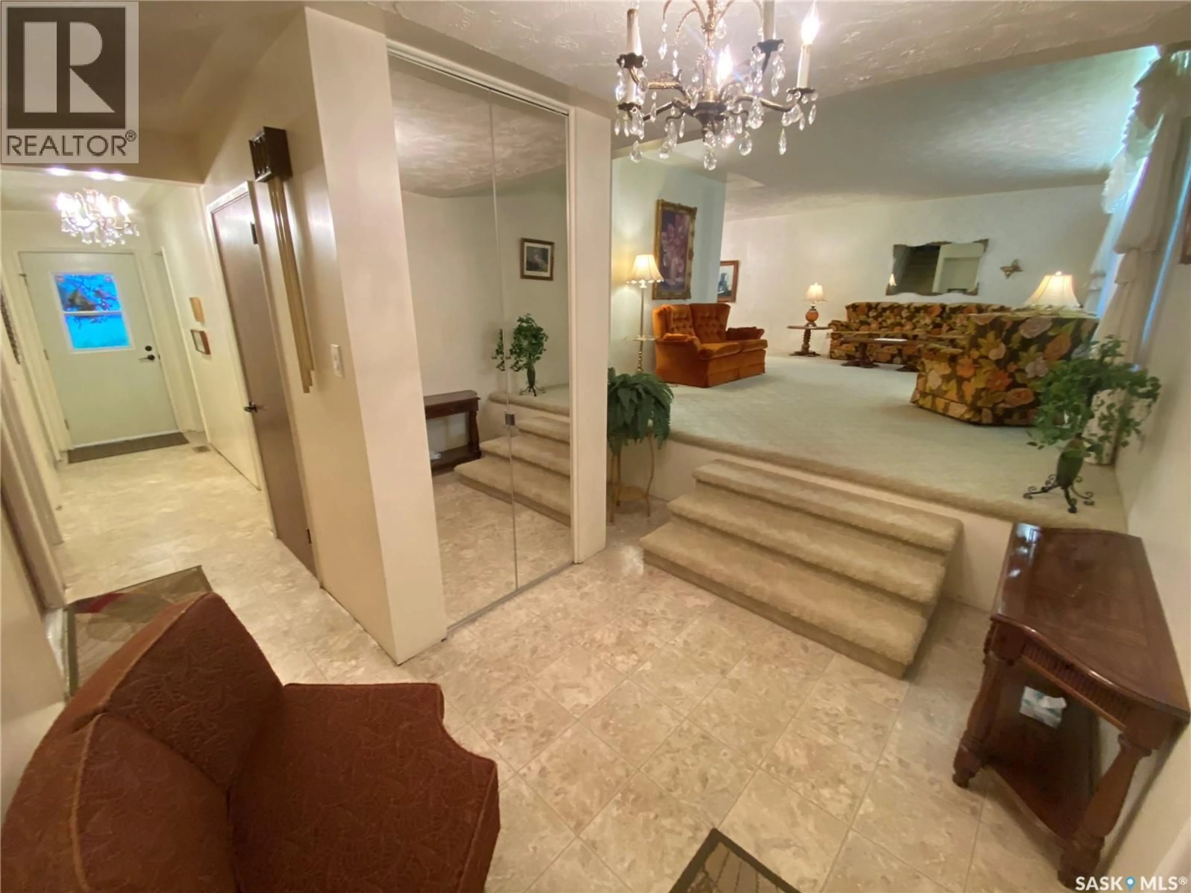 Lobby for 348 WELLINGTON PARK ROAD, Yorkton Saskatchewan S3N3B7