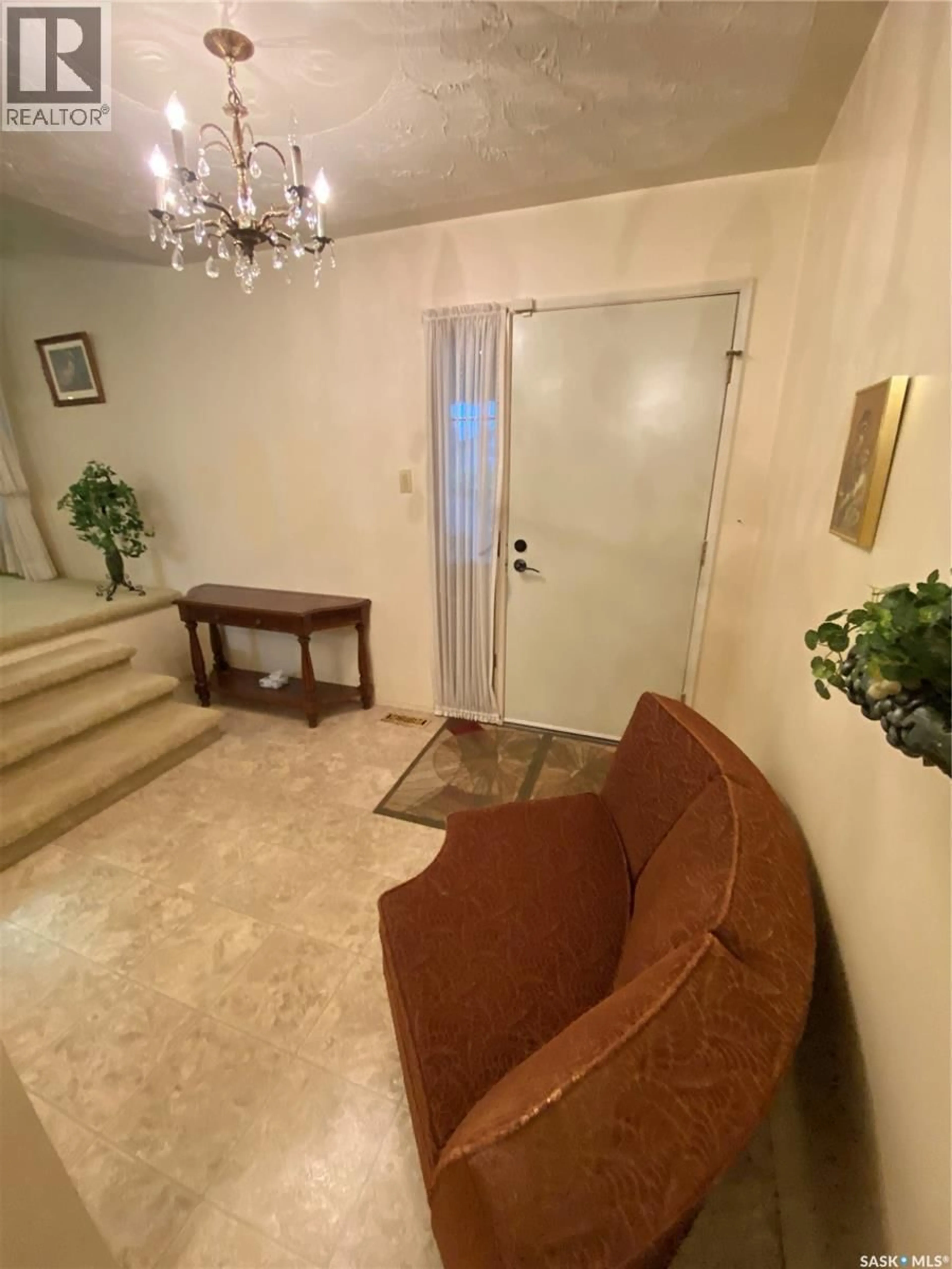 Indoor foyer for 348 WELLINGTON PARK ROAD, Yorkton Saskatchewan S3N3B7