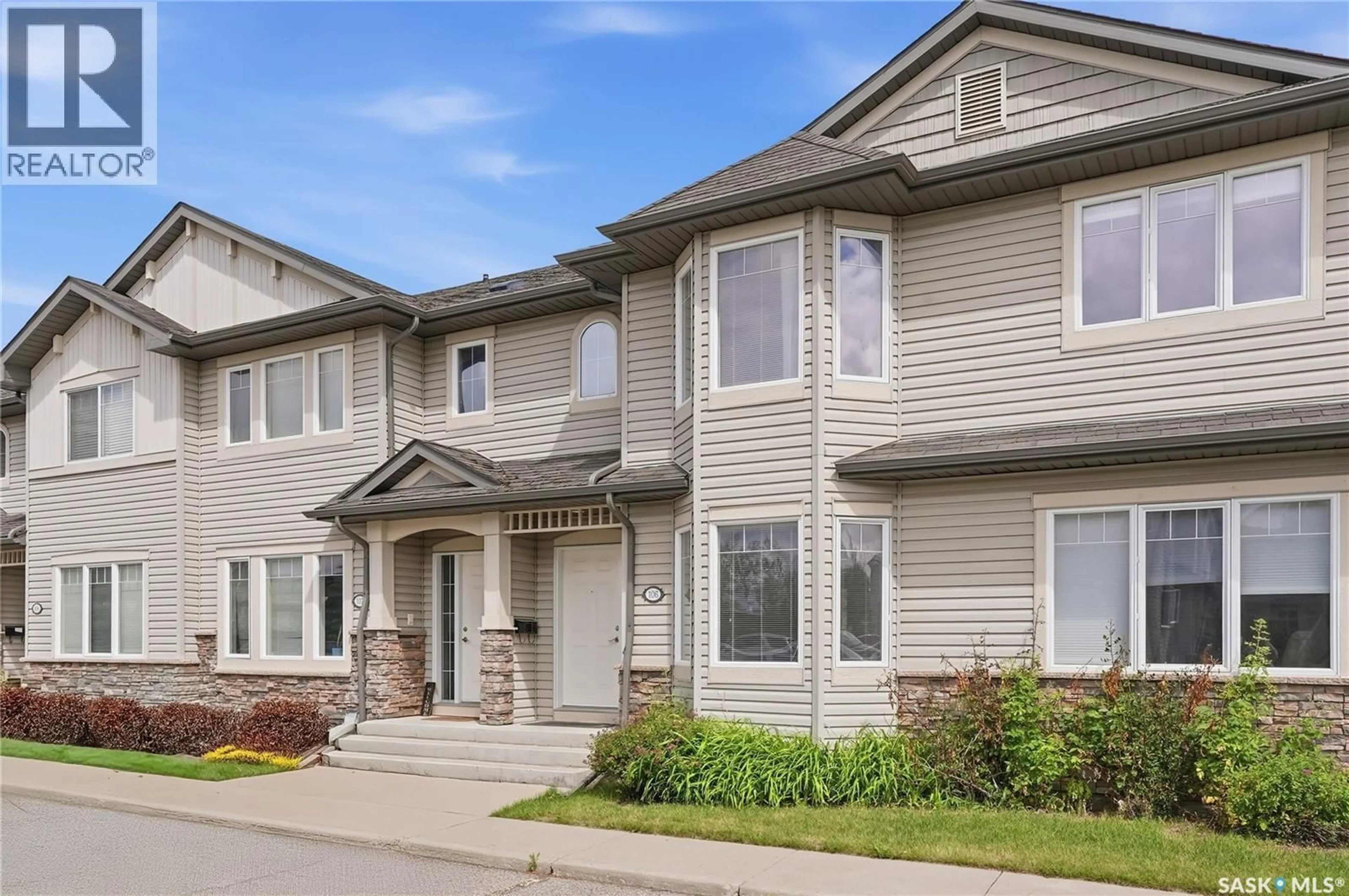 Home with vinyl exterior material, street for 415 - 106 LYND CRESCENT, Saskatoon Saskatchewan S7T0C2