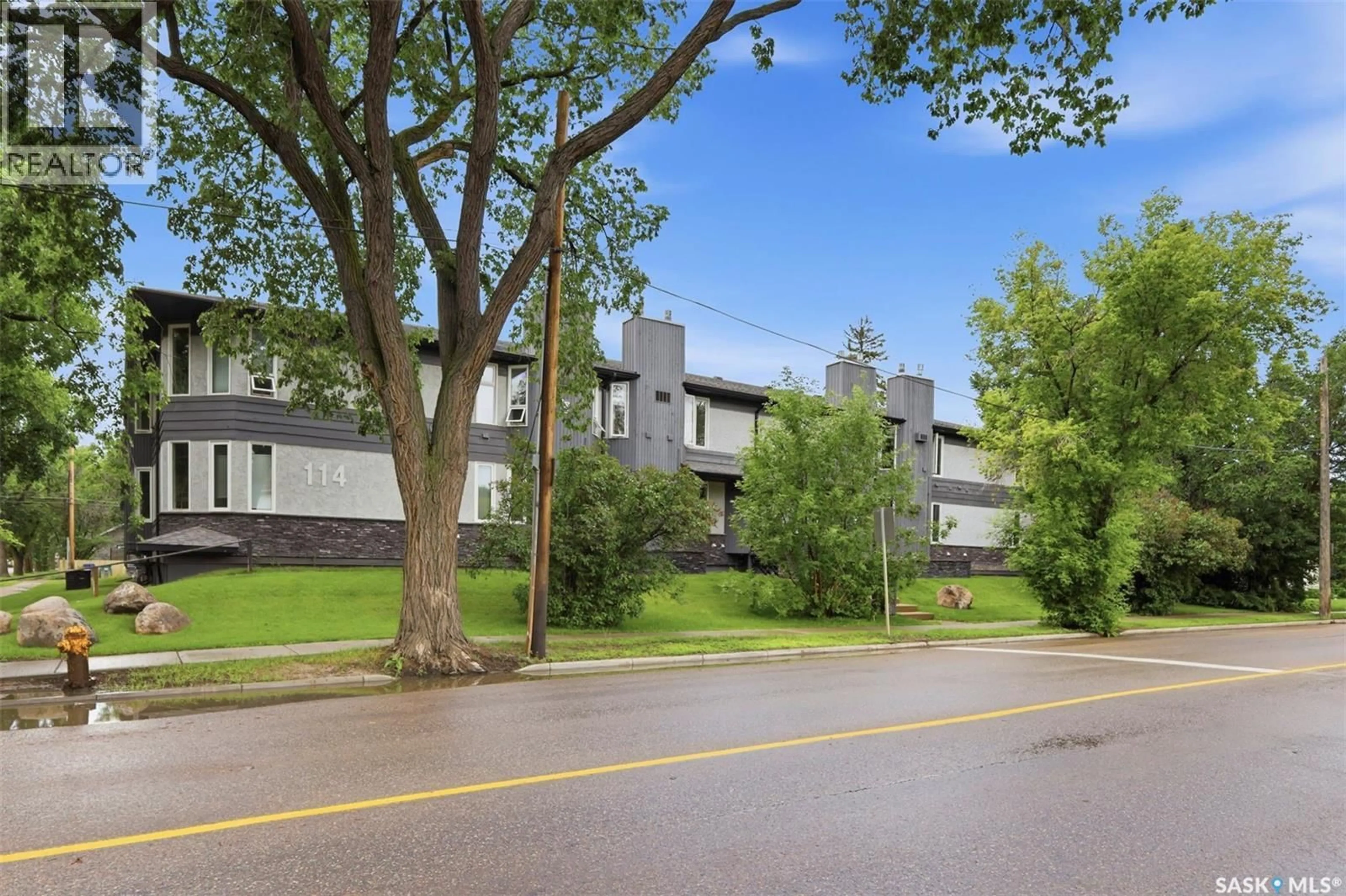 Patio, street for 114 - 214 CLARENCE AVENUE, Saskatoon Saskatchewan S7N1H1
