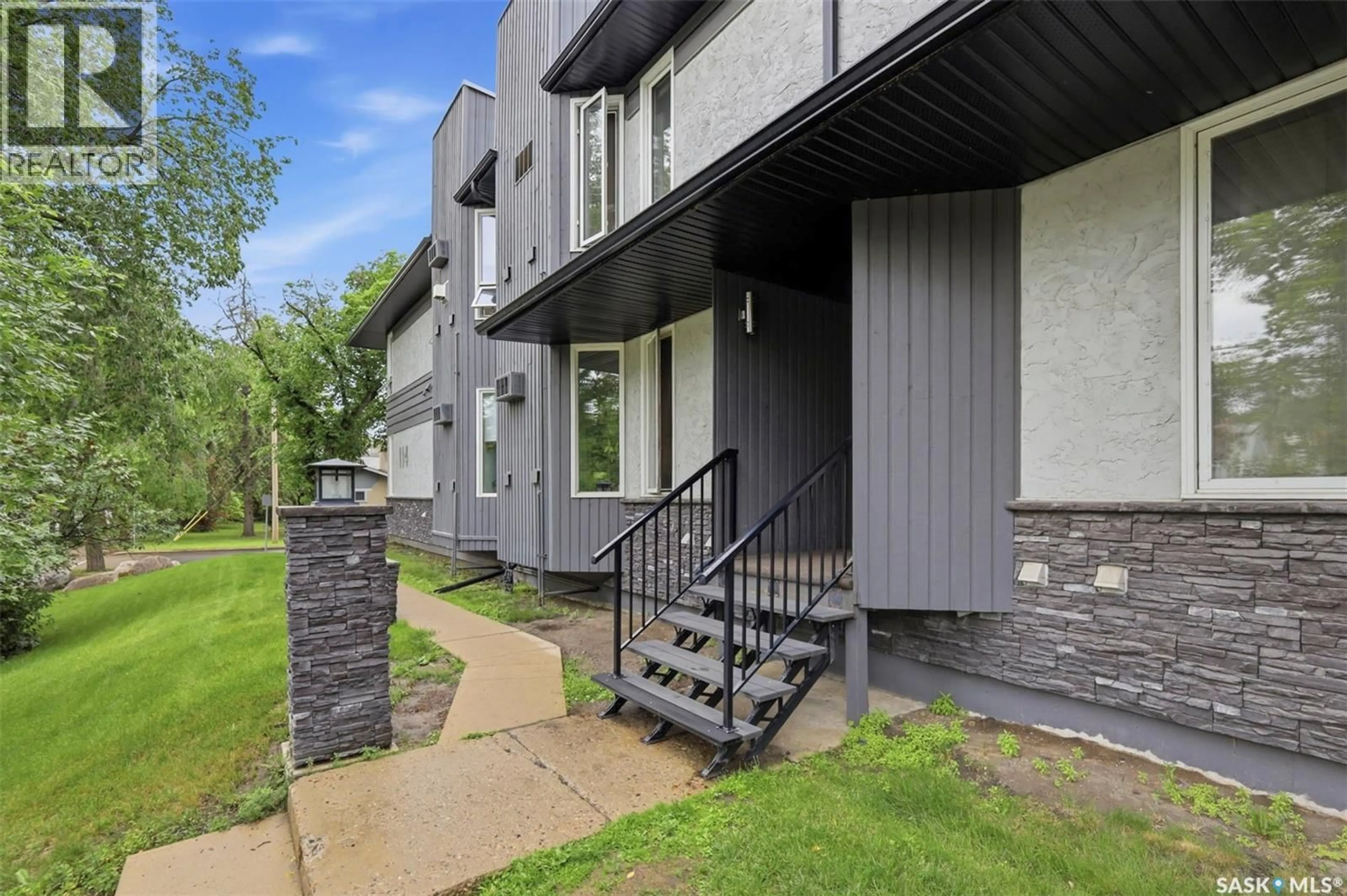 Patio, unknown for 114 - 214 CLARENCE AVENUE, Saskatoon Saskatchewan S7N1H1